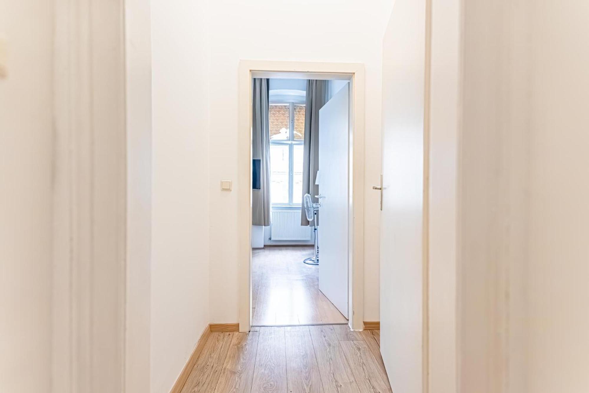 Apartment City-linked 2br Near Wiener Stadthalle Vienna