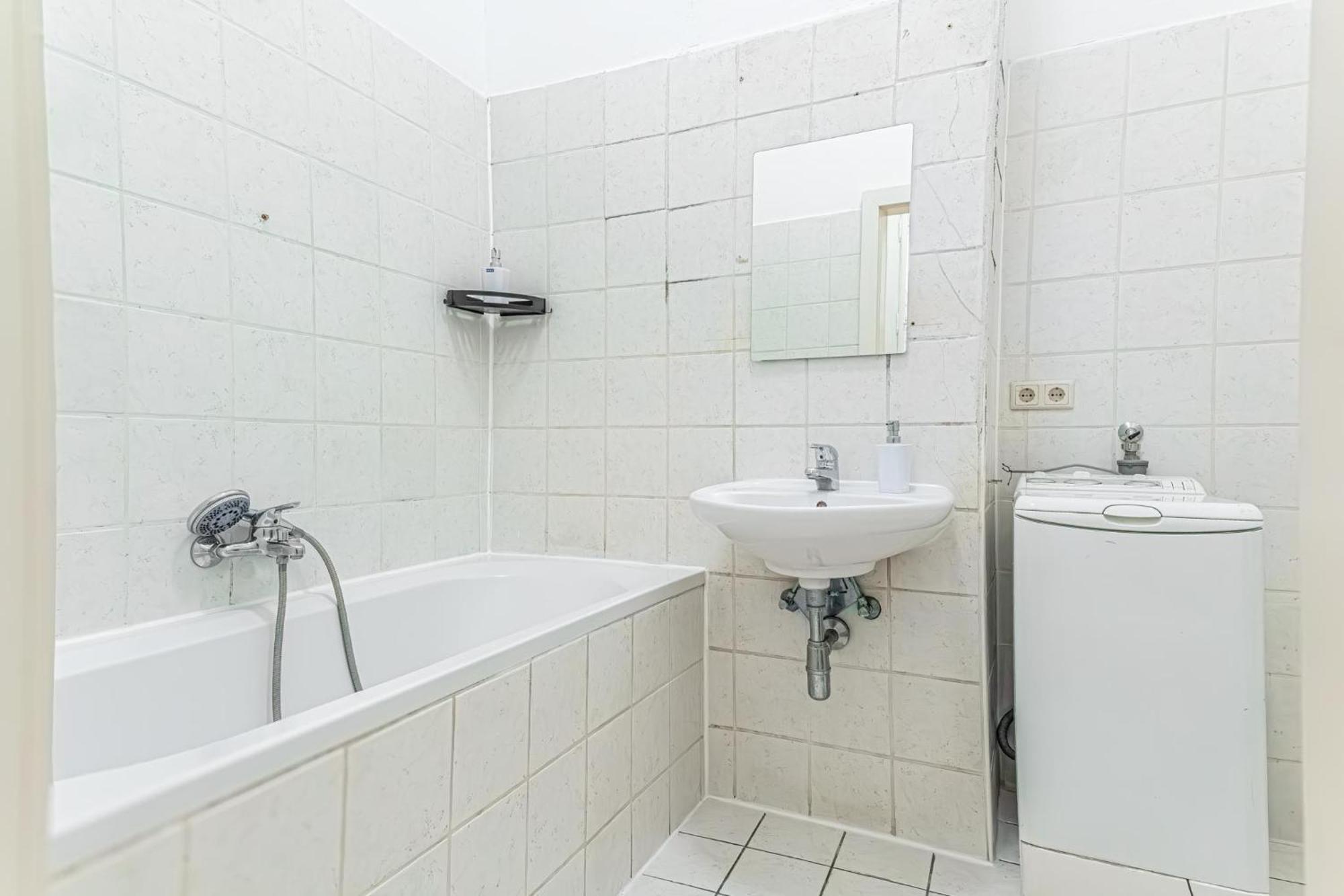 City-linked 2br Near Wiener Stadthalle Apartment *
