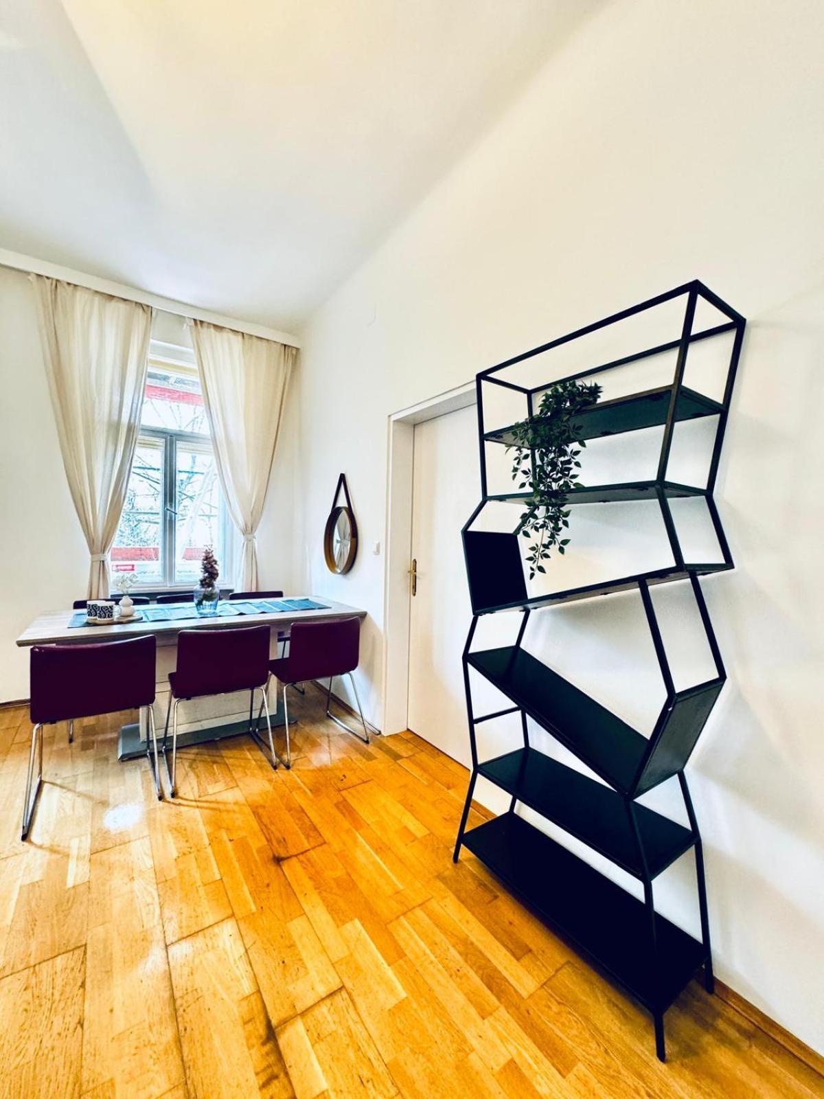 Apartment 2br For 6 People, Only 17 Minute Walk To Schoenbrunn Vienna