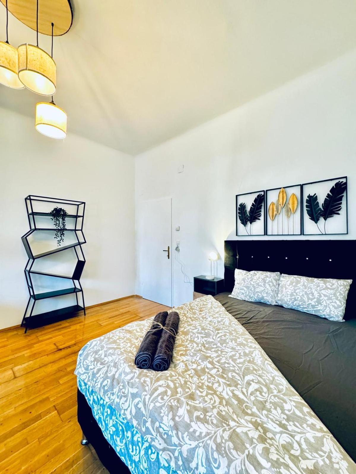Apartment 2br For 6 People, Only 17 Minute Walk To Schoenbrunn