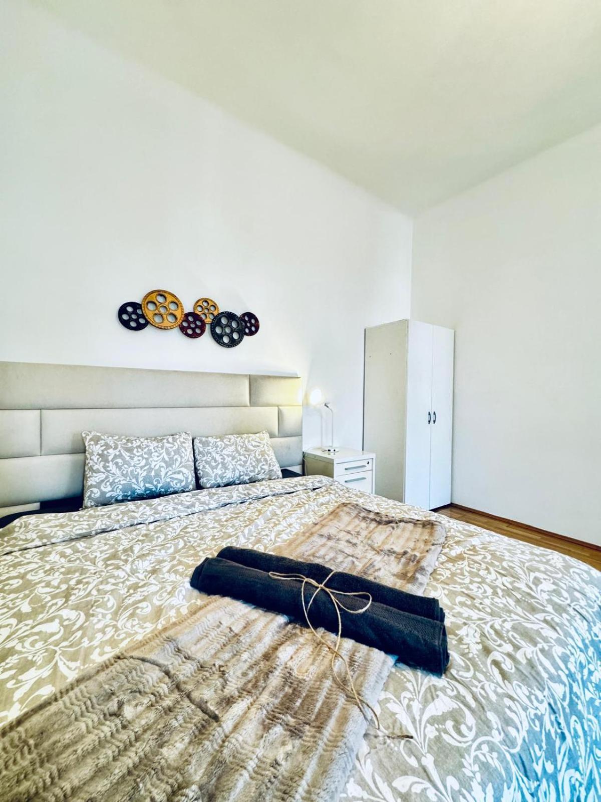 Apartment 2br For 6 People, Only 17 Minute Walk To Schoenbrunn Vienna