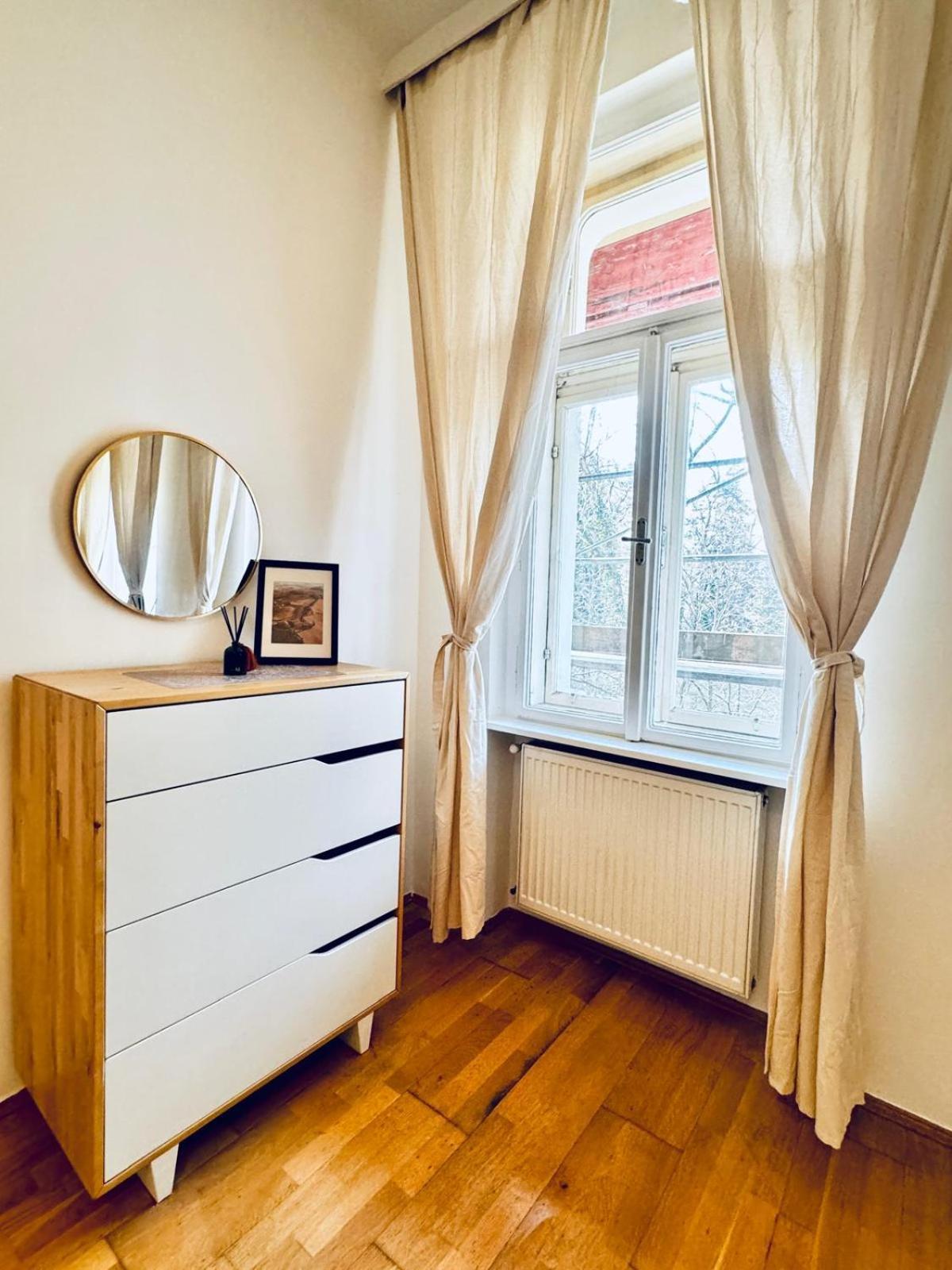 2br For 6 People, Only 17 Minute Walk To Schoenbrunn * Vienna