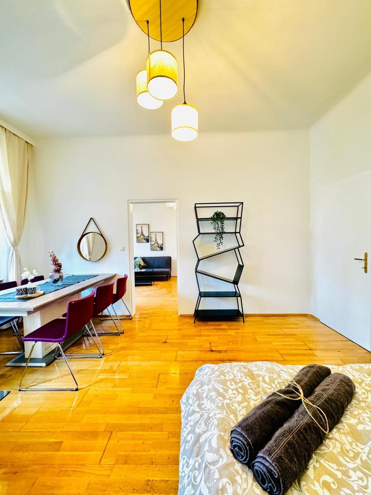 2br For 6 People, Only 17 Minute Walk To Schoenbrunn Apartment