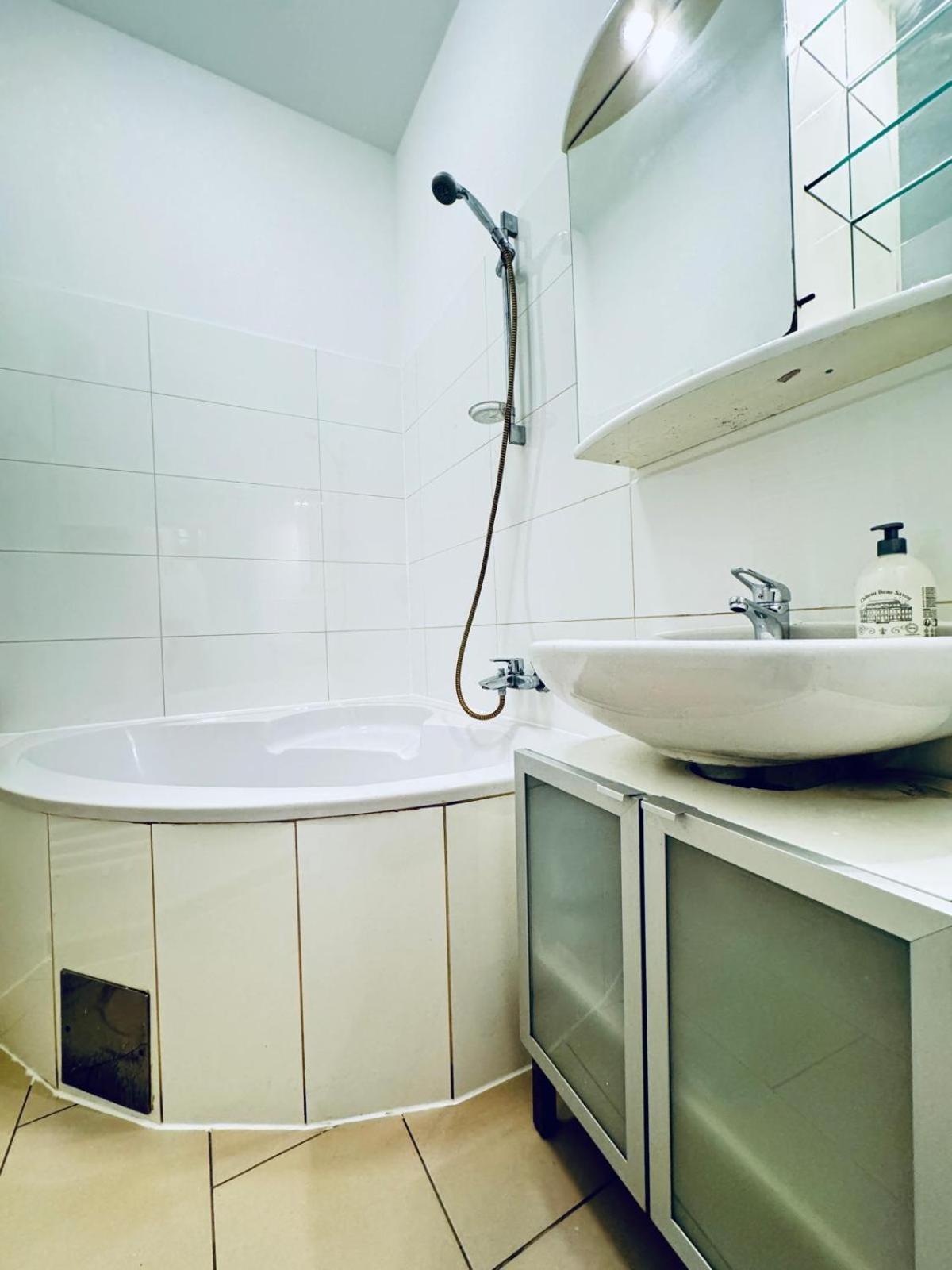 Apartment 2br For 6 People, Only 17 Minute Walk To Schoenbrunn Vienna