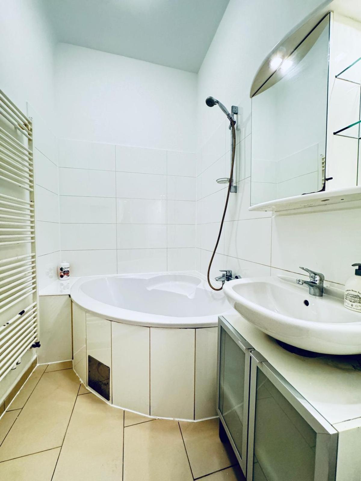 2br For 6 People, Only 17 Minute Walk To Schoenbrunn * Vienna