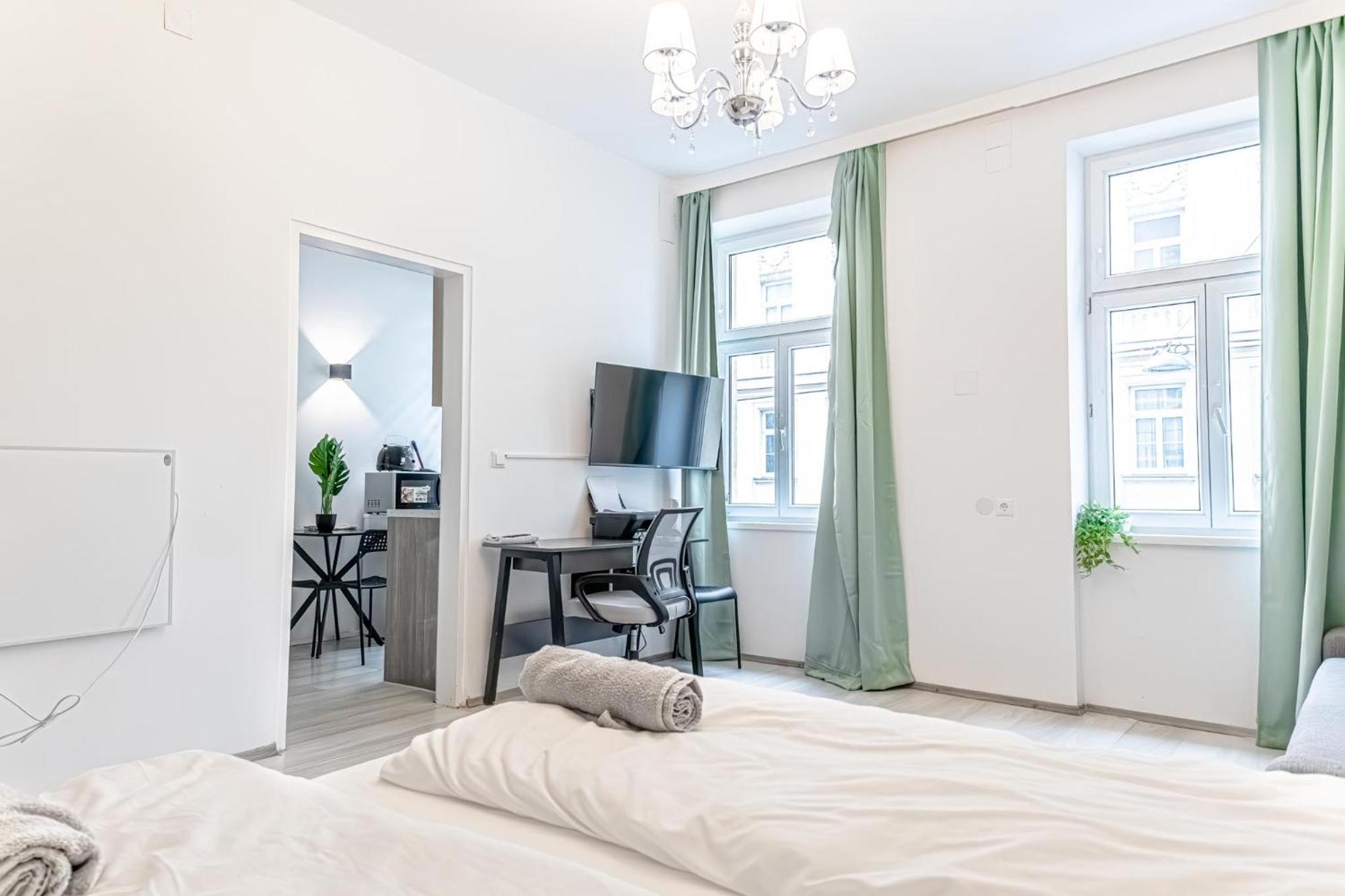 Danube Delight: Elegant Getaway Near Prater Stern Apartment