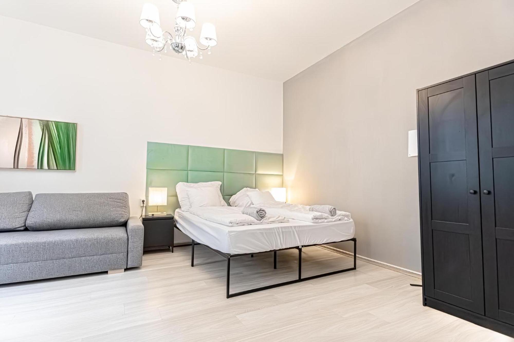 Danube Delight: Elegant Getaway Near Prater Stern Apartment *