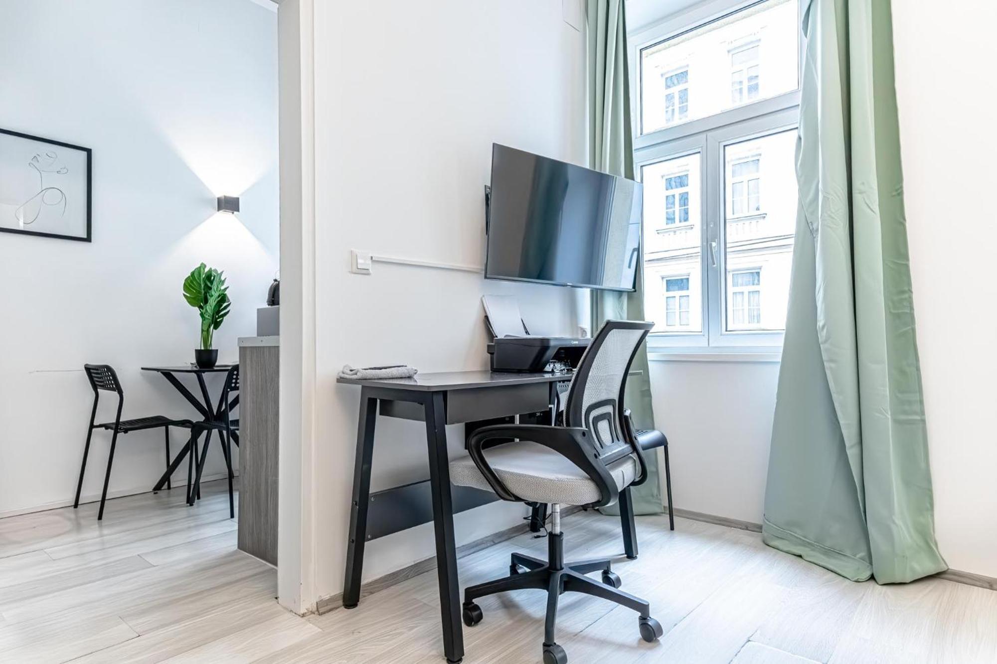 Danube Delight: Elegant Getaway Near Prater Stern *