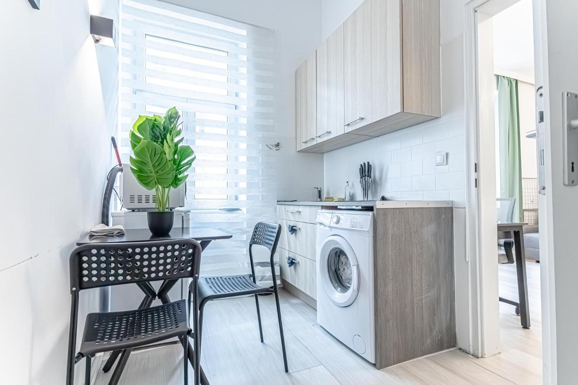 Apartment Danube Delight: Elegant Getaway Near Prater Stern *