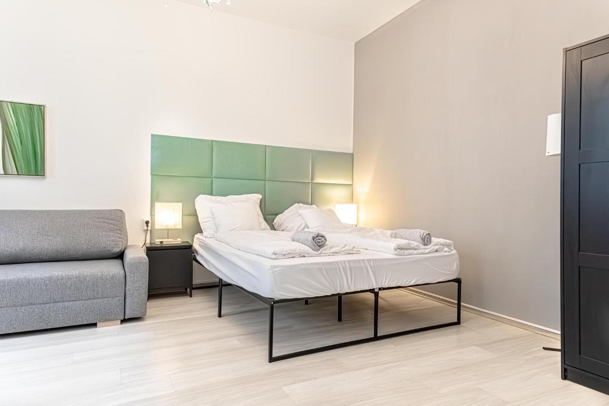 Danube Delight: Elegant Getaway Near Prater Stern Apartment