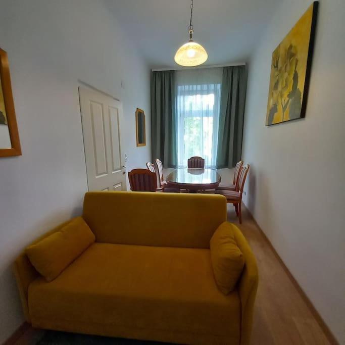 Altbauwohnung Neu Saniert - Fuer Familien Geeignet