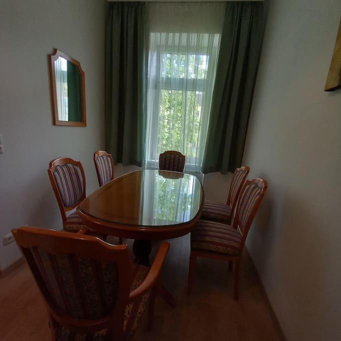 Altbauwohnung Neu Saniert - Fuer Familien Geeignet Apartment