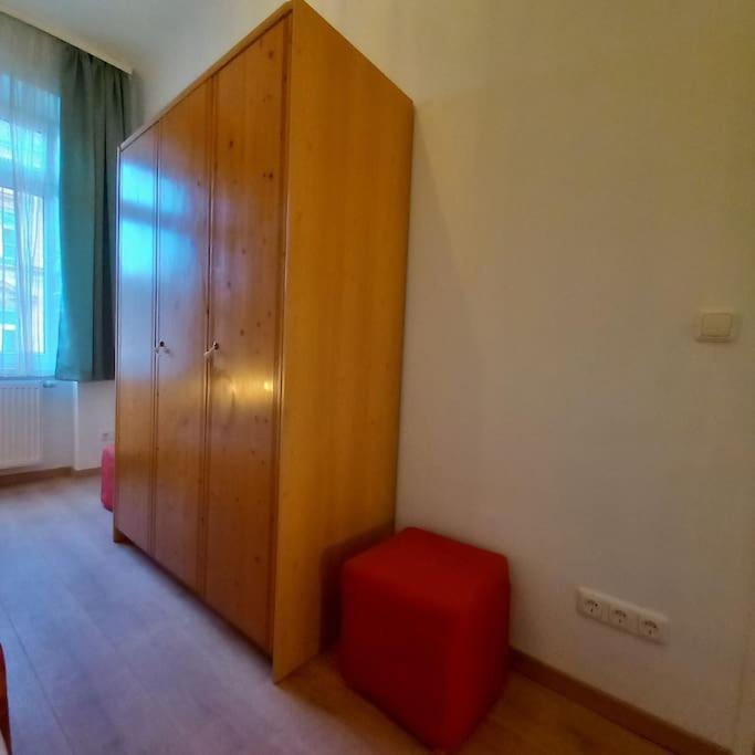 Altbauwohnung Neu Saniert - Fuer Familien Geeignet