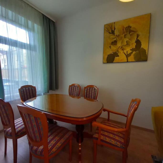 Altbauwohnung Neu Saniert - Fuer Familien Geeignet Apartment