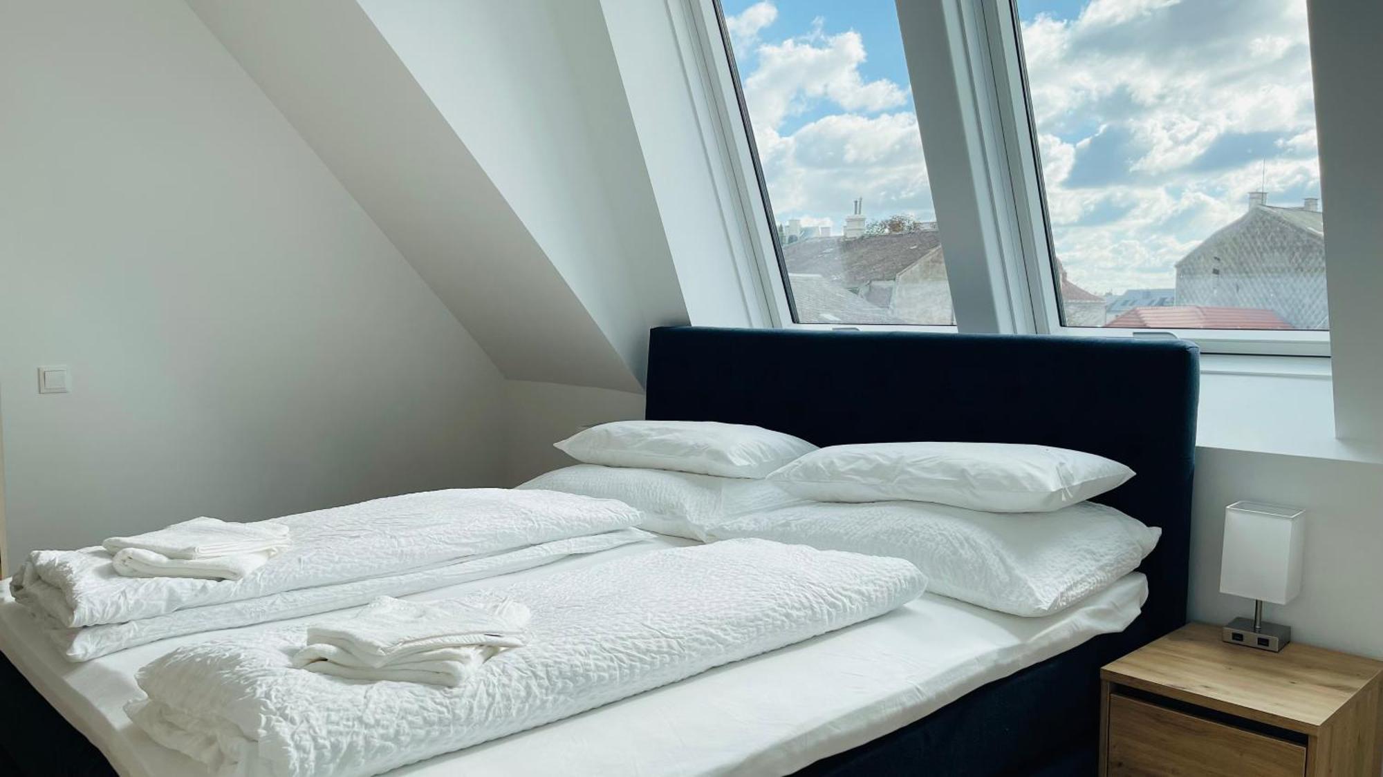 Spacious Penthouse - 4 For Up To 10 Guests - Contactless Check-in Apartment *