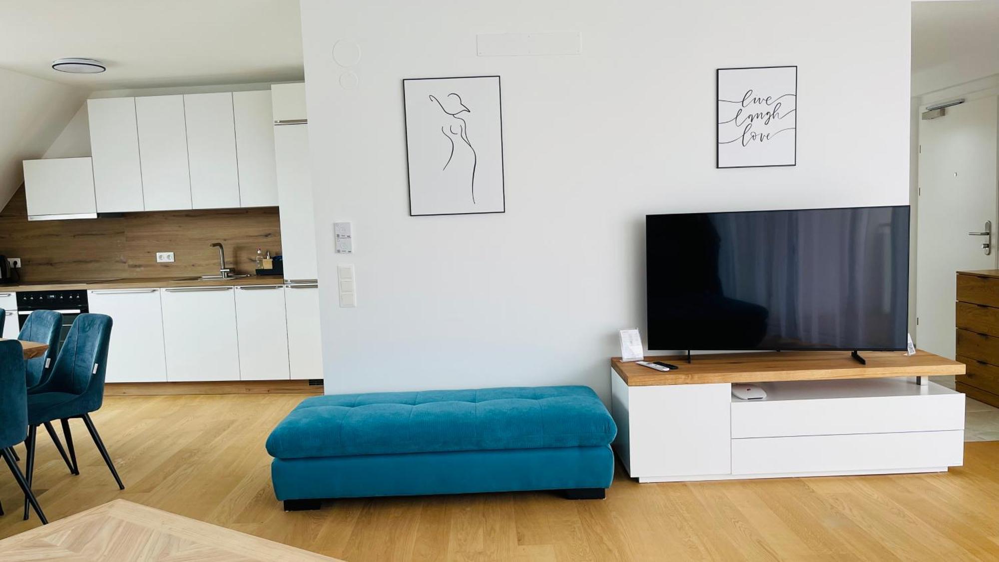 Spacious Penthouse - 4 For Up To 10 Guests - Contactless Check-in Apartment