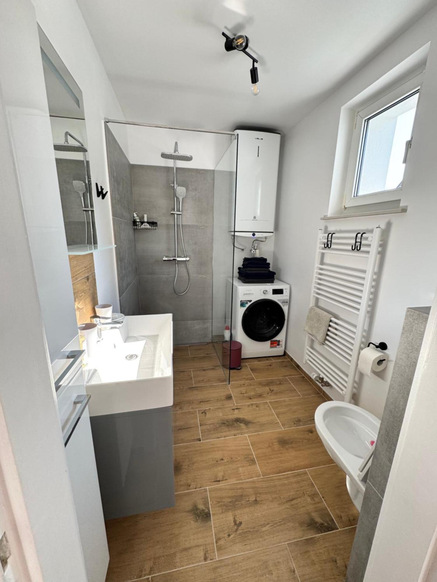 In In Perfect Situaton Near Vic And Donau Park With Pool And Private Garden Sleeps 4 With 2 Bedrooms, Kitchen And Livingroom And Bath And Private Parking