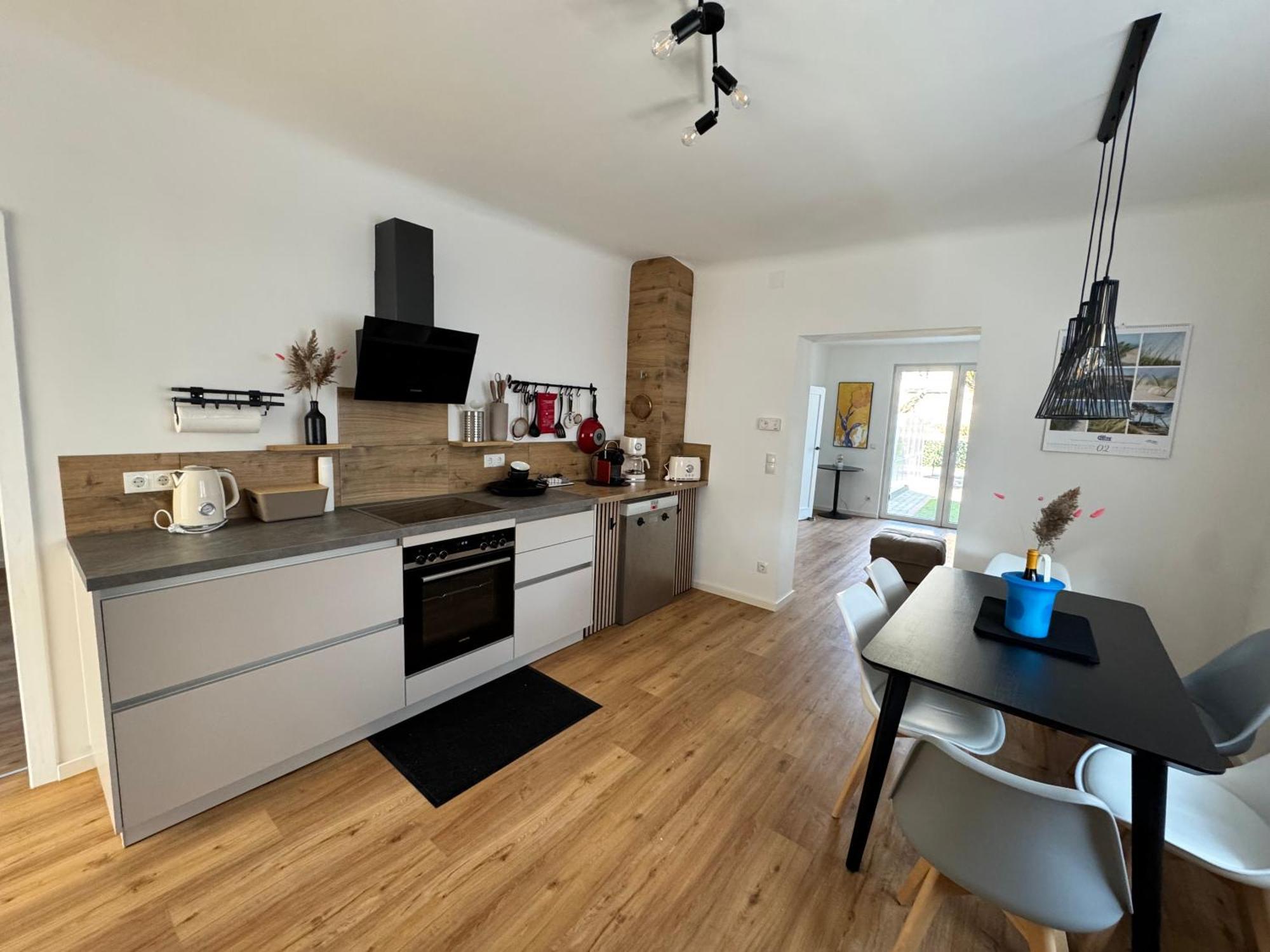 Villa In In Perfect Situaton Near Vic And Donau Park With Pool And Private Garden Sleeps 4 With 2 Bedrooms, Kitchen And Livingroom And Bath And Private Parking