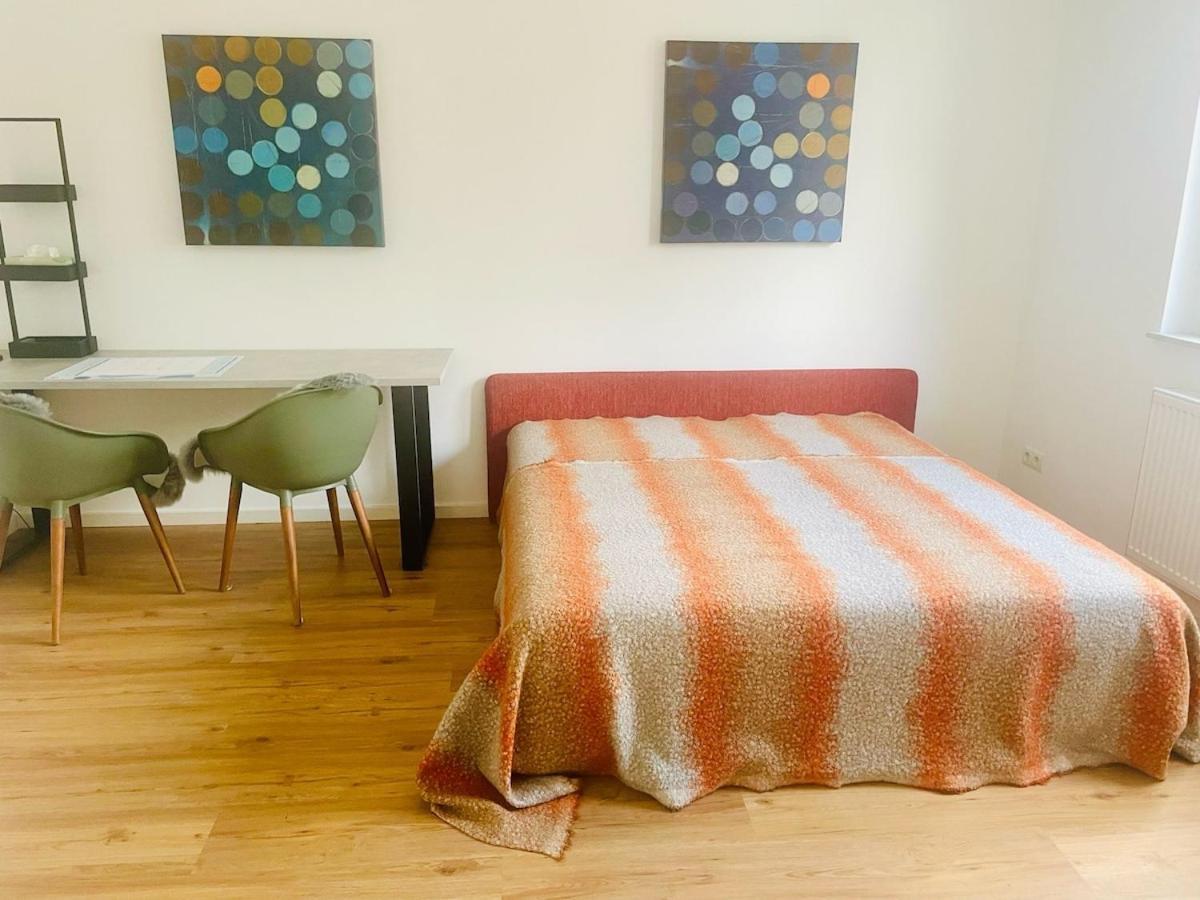 In In Perfect Situaton Near Vic And Donau Park With Pool And Private Garden Sleeps 4 With 2 Bedrooms, Kitchen And Livingroom And Bath And Private Parking Villa Vienna