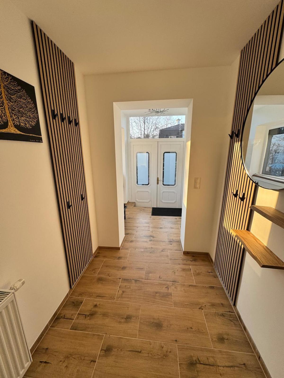 In In Perfect Situaton Near Vic And Donau Park With Pool And Private Garden Sleeps 4 With 2 Bedrooms, Kitchen And Livingroom And Bath And Private Parking