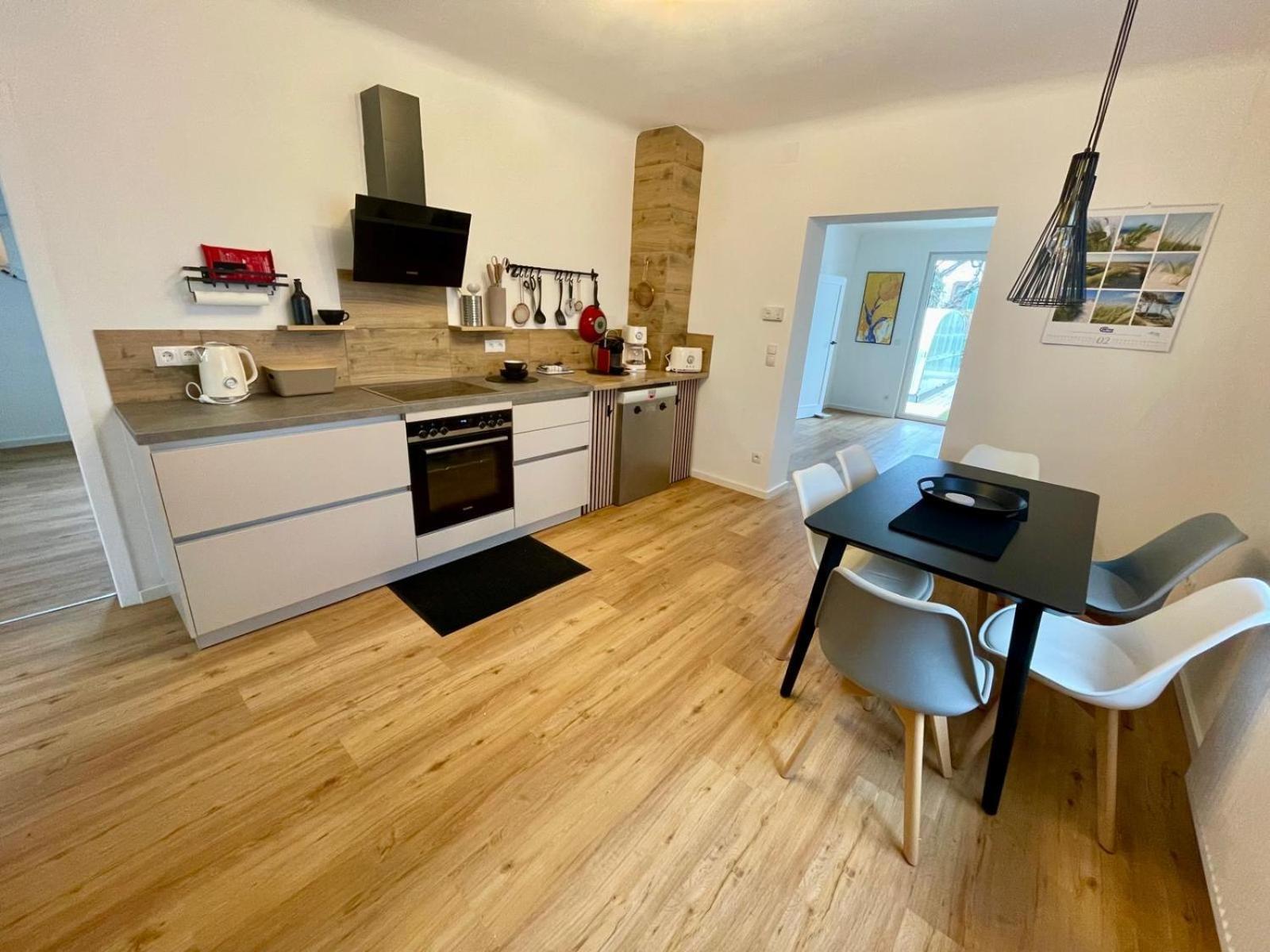 In In Perfect Situaton Near Vic And Donau Park With Pool And Private Garden Sleeps 4 With 2 Bedrooms, Kitchen And Livingroom And Bath And Private Parking Villa