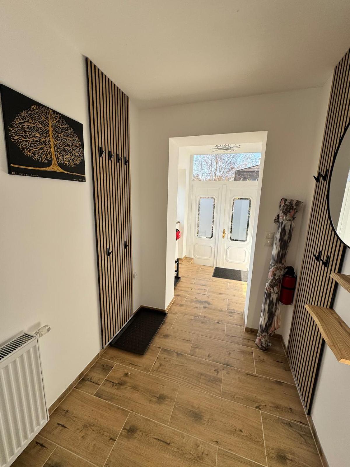 In In Perfect Situaton Near Vic And Donau Park With Pool And Private Garden Sleeps 4 With 2 Bedrooms, Kitchen And Livingroom And Bath And Private Parking Vienna