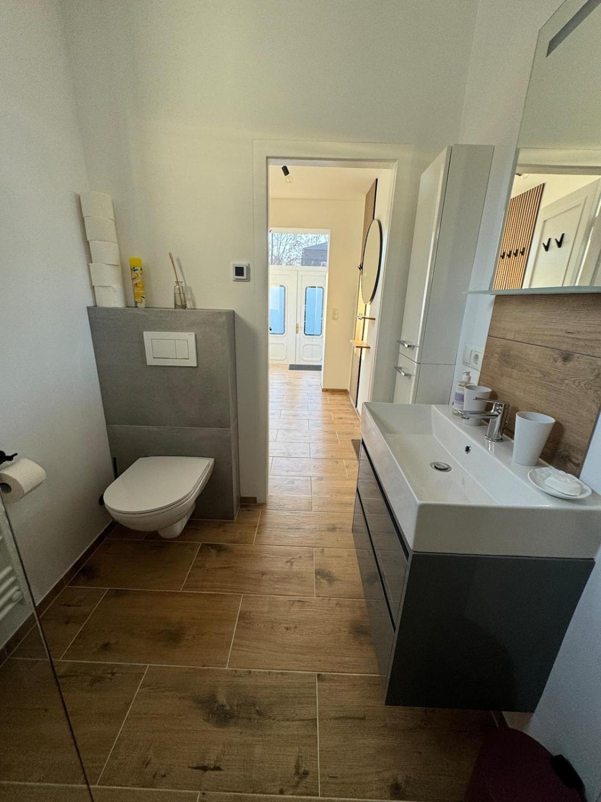 In In Perfect Situaton Near Vic And Donau Park With Pool And Private Garden Sleeps 4 With 2 Bedrooms, Kitchen And Livingroom And Bath And Private Parking Villa *