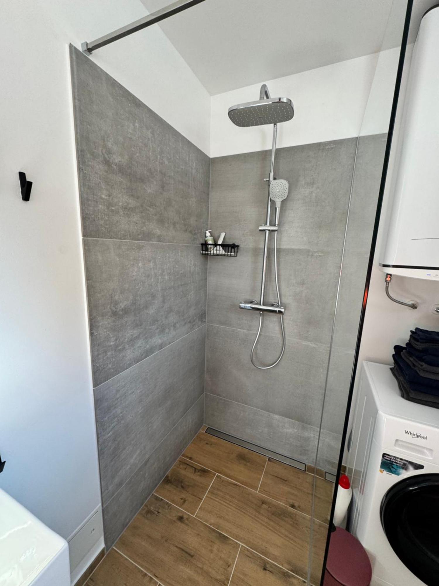 In In Perfect Situaton Near Vic And Donau Park With Pool And Private Garden Sleeps 4 With 2 Bedrooms, Kitchen And Livingroom And Bath And Private Parking Villa Vienna