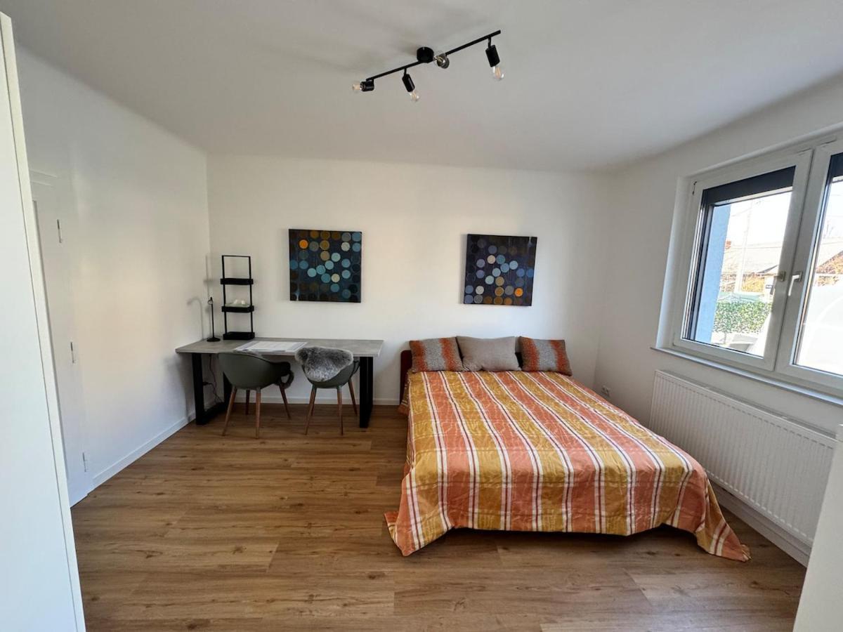 Villa In In Perfect Situaton Near Vic And Donau Park With Pool And Private Garden Sleeps 4 With 2 Bedrooms, Kitchen And Livingroom And Bath And Private Parking *