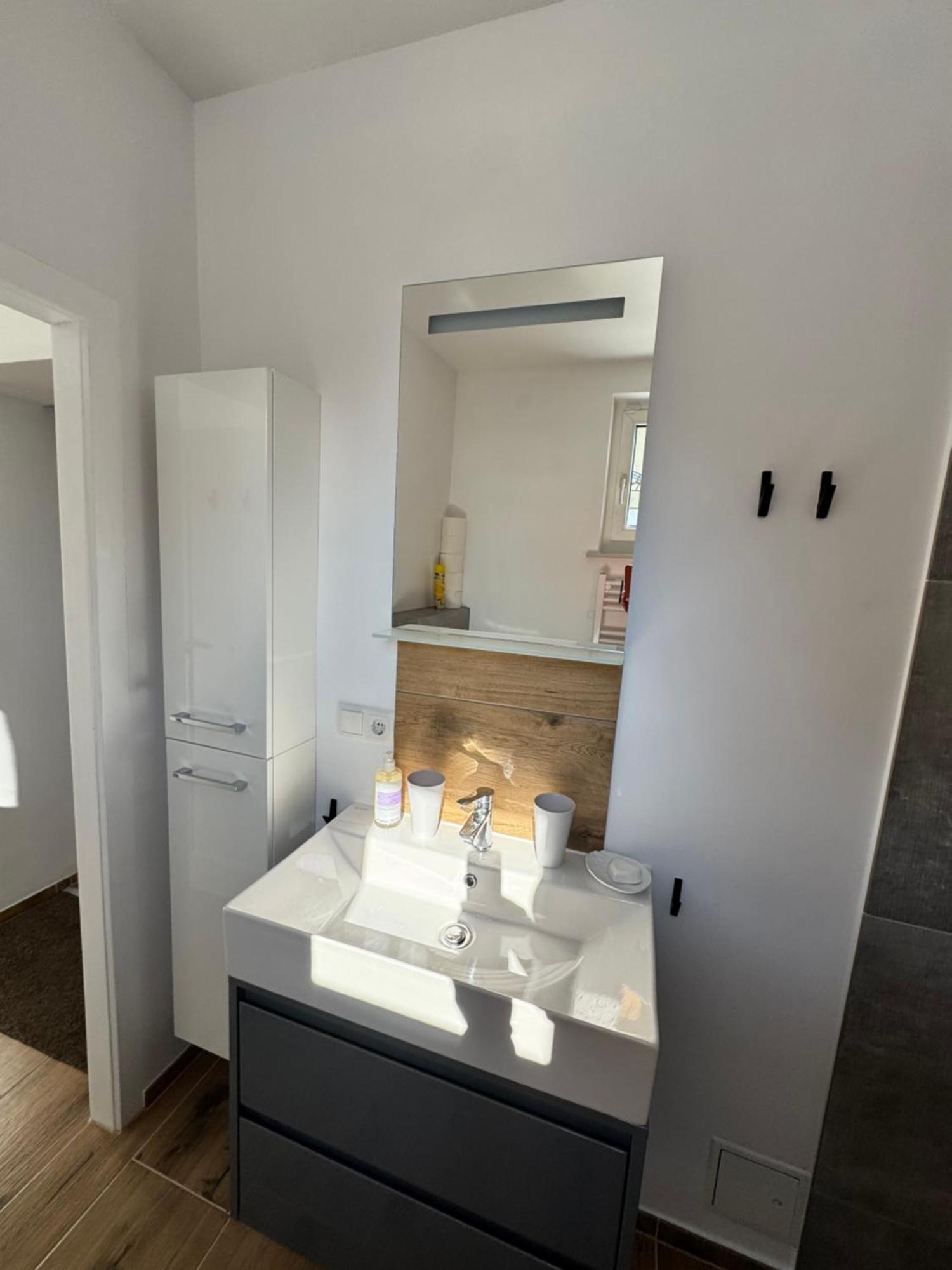 In In Perfect Situaton Near Vic And Donau Park With Pool And Private Garden Sleeps 4 With 2 Bedrooms, Kitchen And Livingroom And Bath And Private Parking * Vienna
