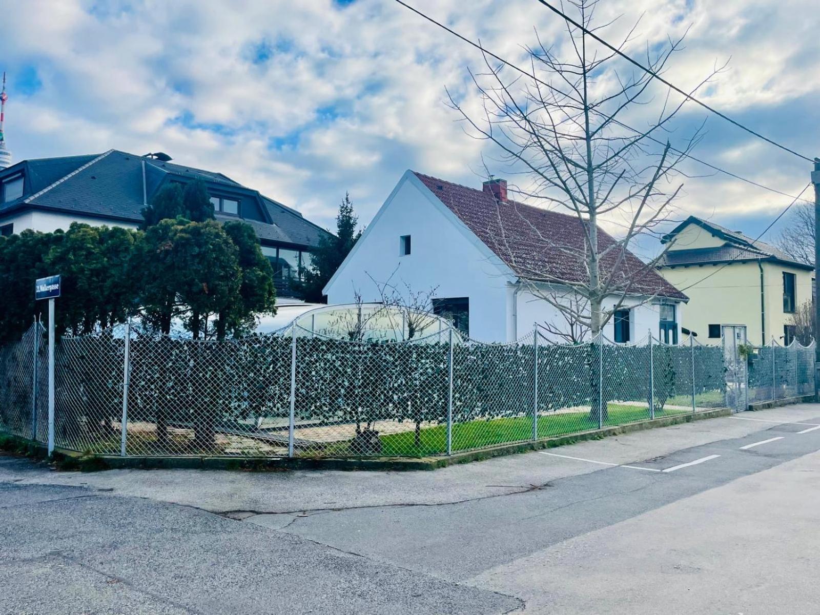 Villa In In Perfect Situaton Near Vic And Donau Park With Pool And Private Garden Sleeps 4 With 2 Bedrooms, Kitchen And Livingroom And Bath And Private Parking *