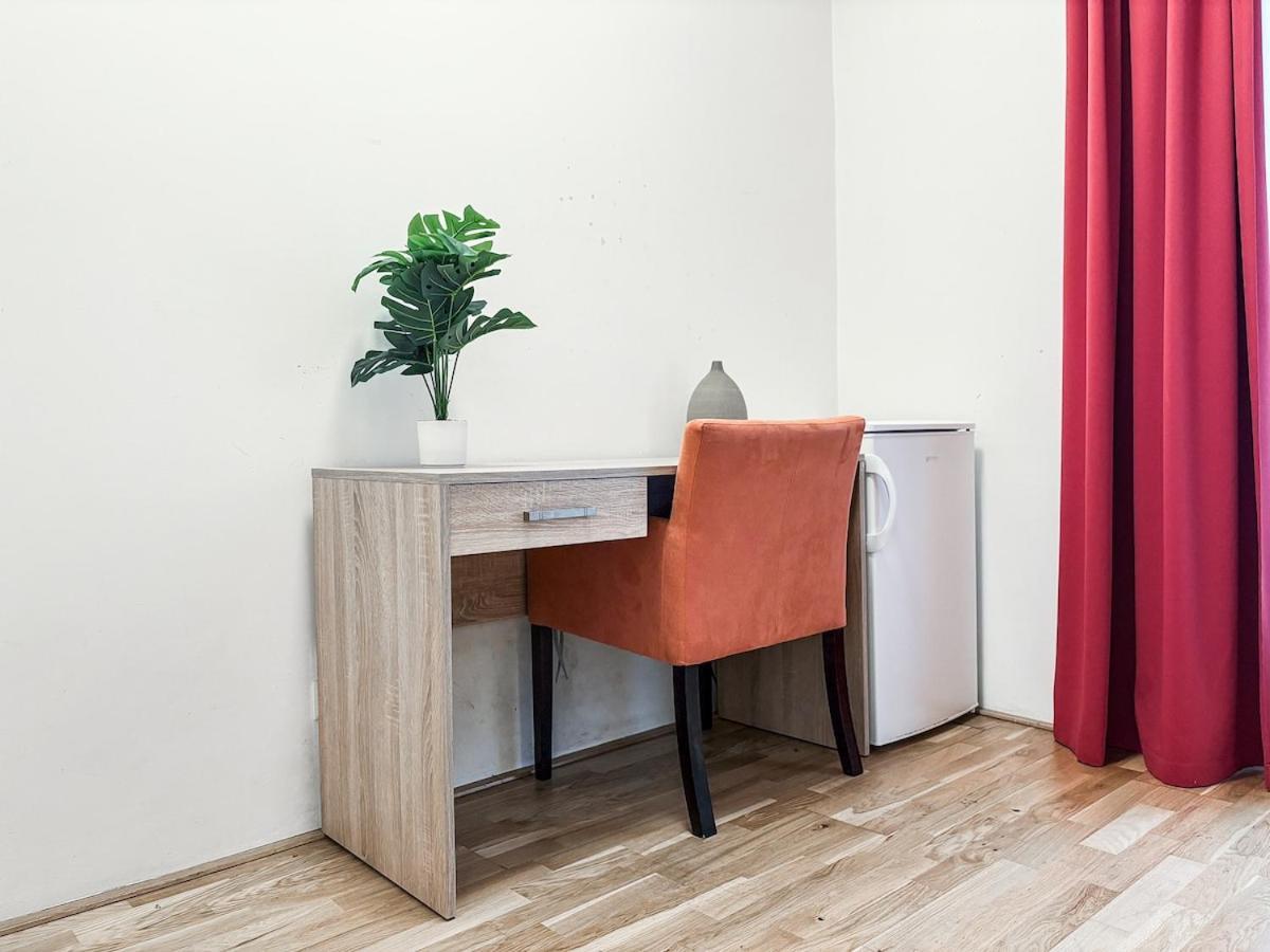 Dependance Rooms I 6 Mins To U6 Alser Strasse I Self Check In Apartment *