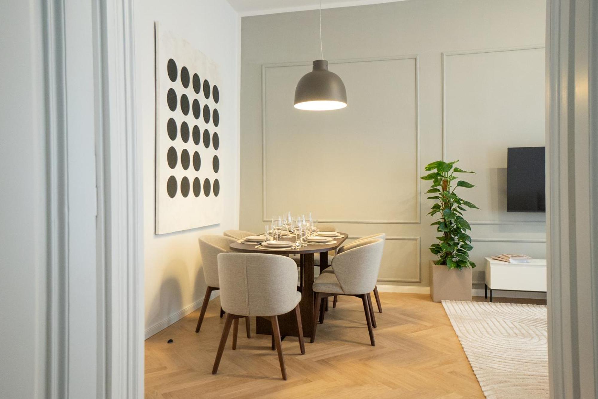 Chic & Cozy 104m2 Flat, Walk To Attractions