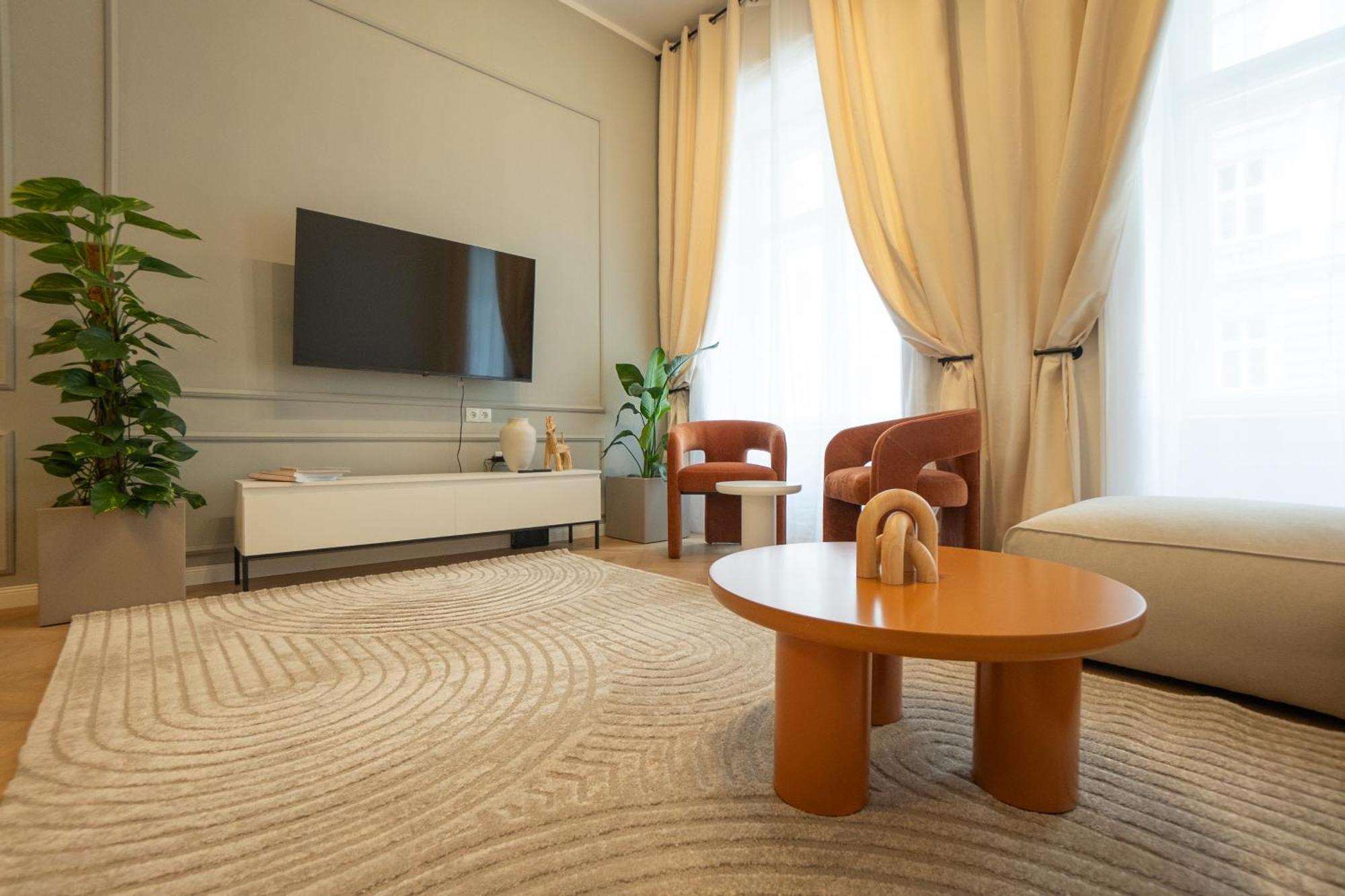 Chic & Cozy 104m2 Flat, Walk To Attractions Apartment
