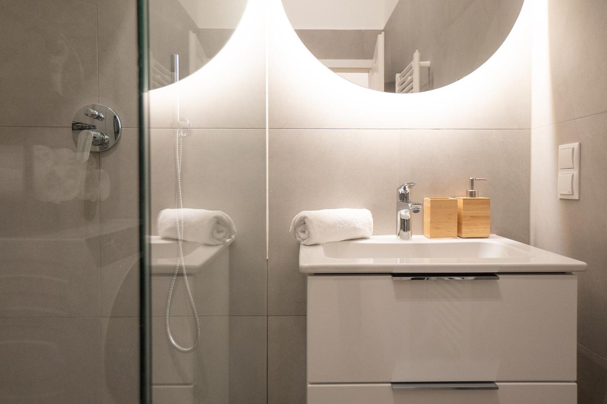 Chic & Cozy 104m2 Flat, Walk To Attractions Vienna