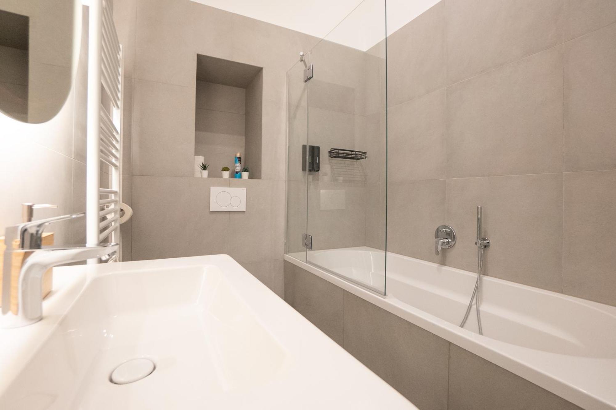 Chic & Cozy 104m2 Flat, Walk To Attractions *