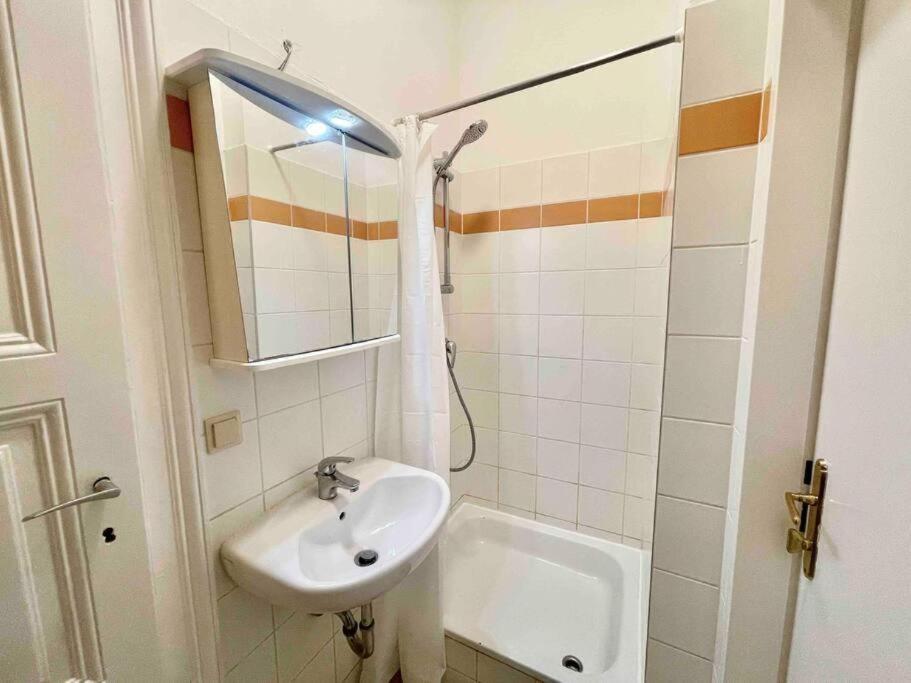 Stylish Flat With 2 Double Beds For 4 People 15a Vienna