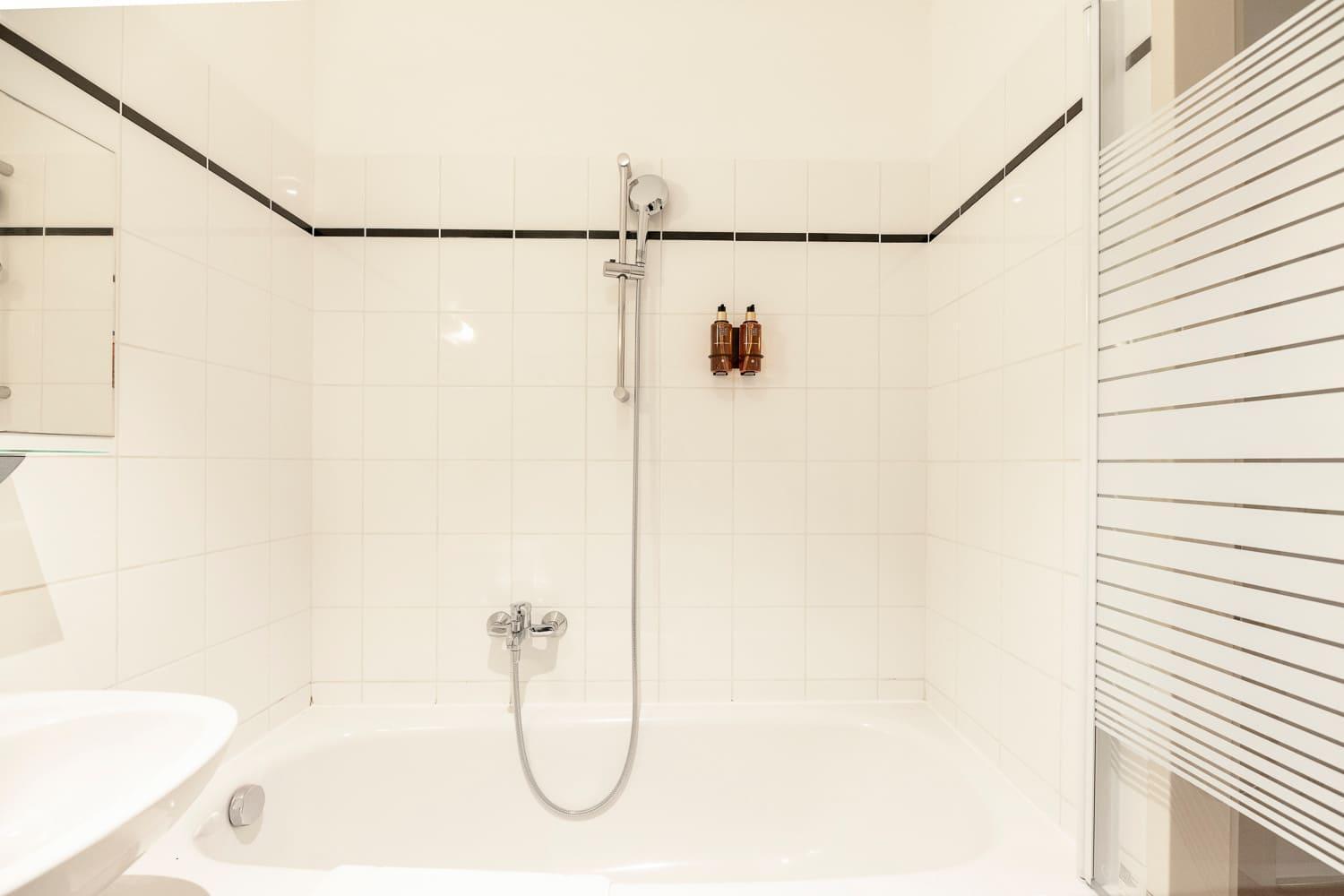 Roomy For 2 - 4 In Hip Area & Free Parking Apartment