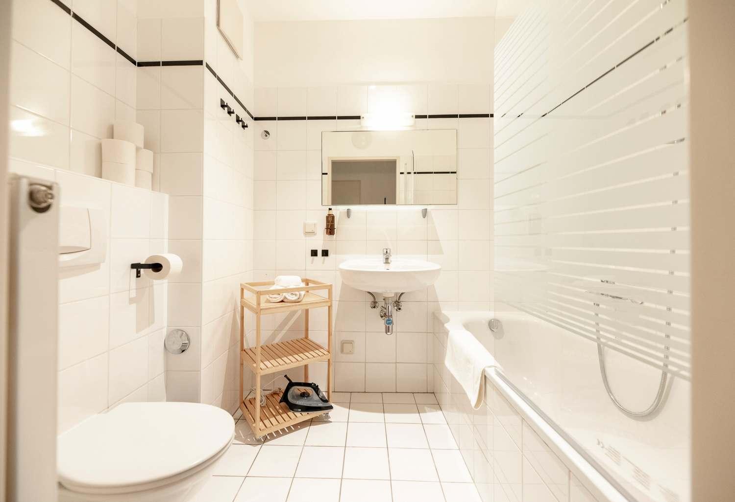 Roomy For 2 - 4 In Hip Area & Free Parking *