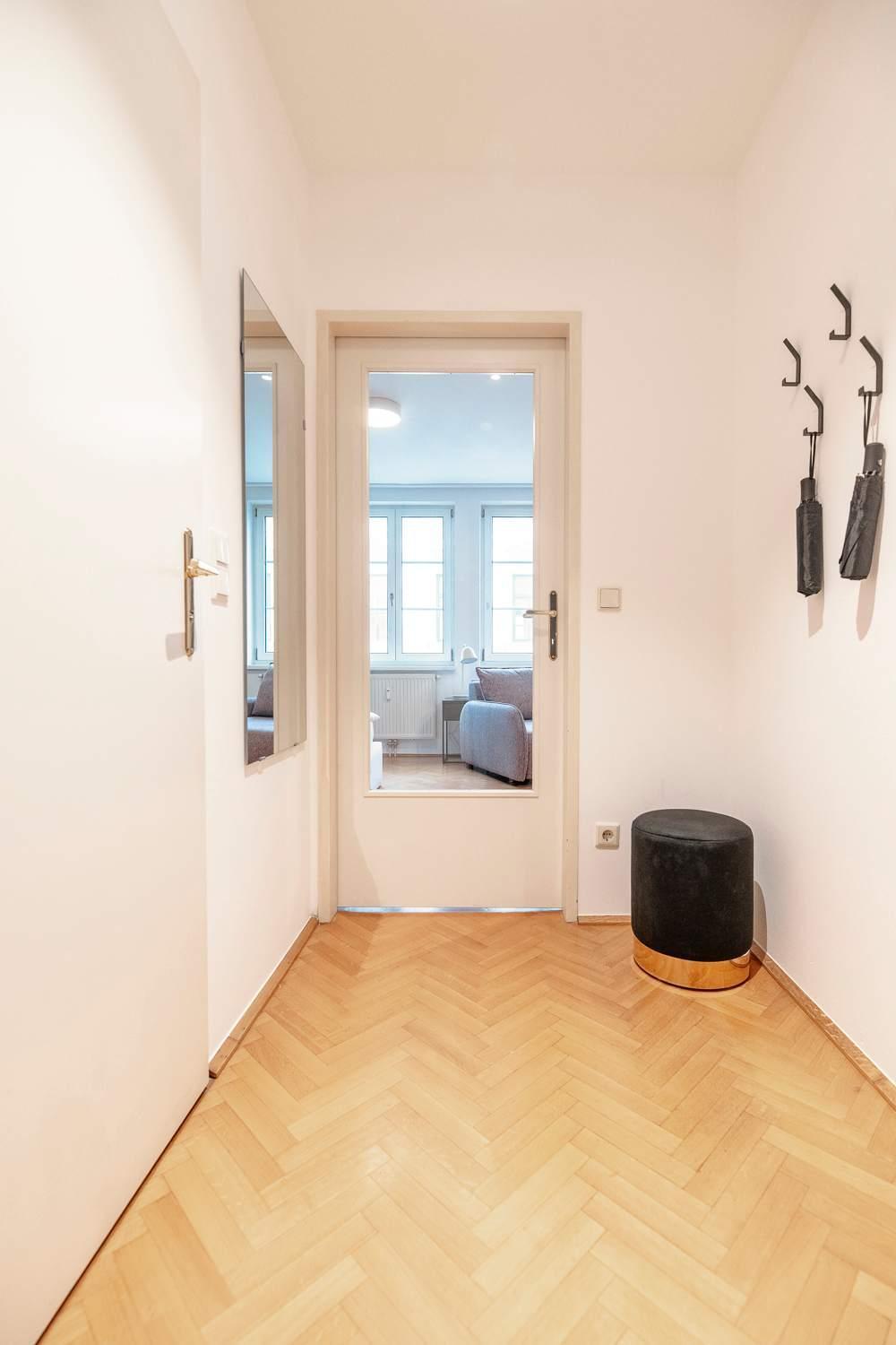 Roomy For 2 - 4 In Hip Area & Free Parking Apartment