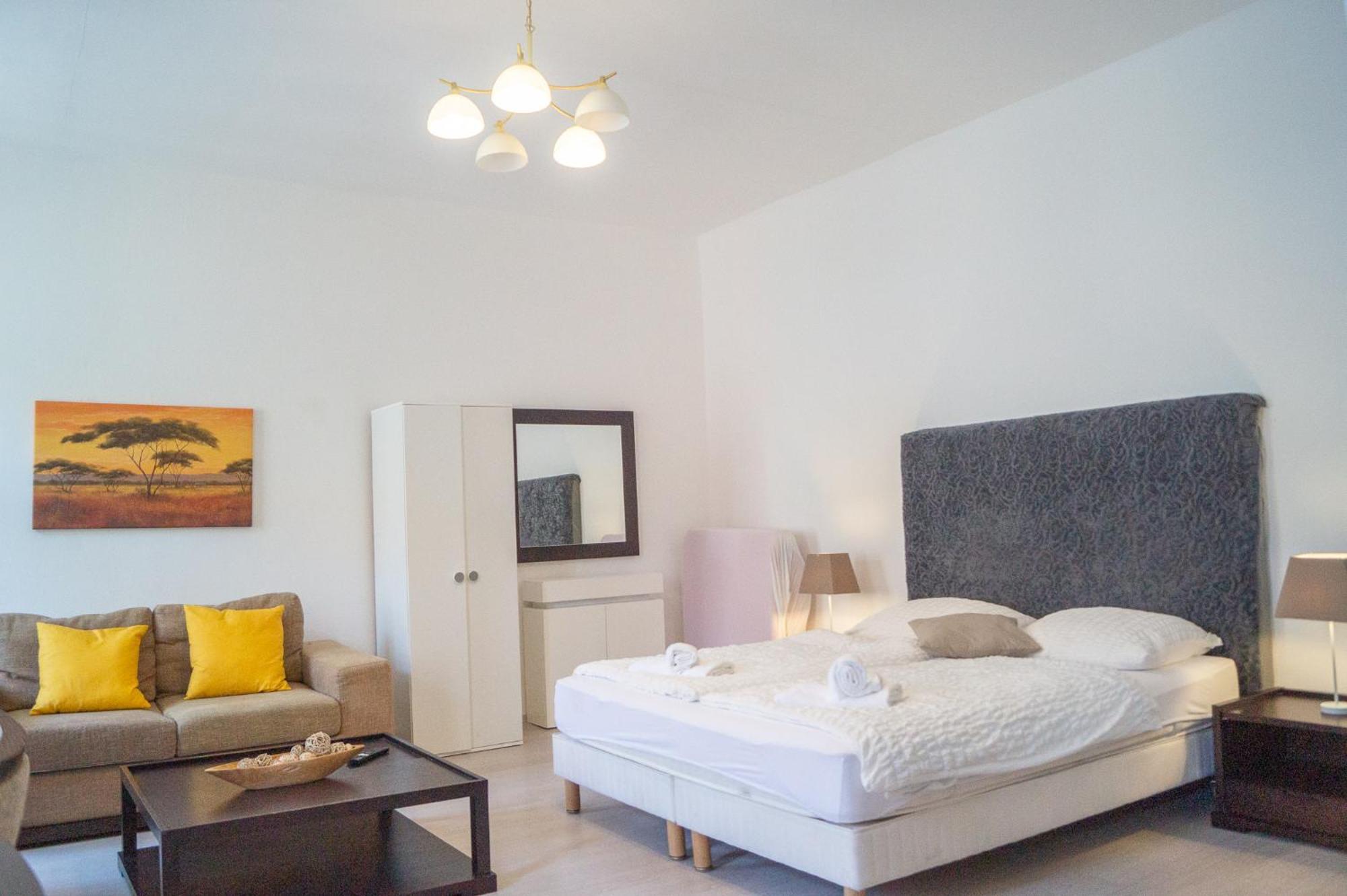 2 Pleasant Flats - Perfect For Long * Vienna