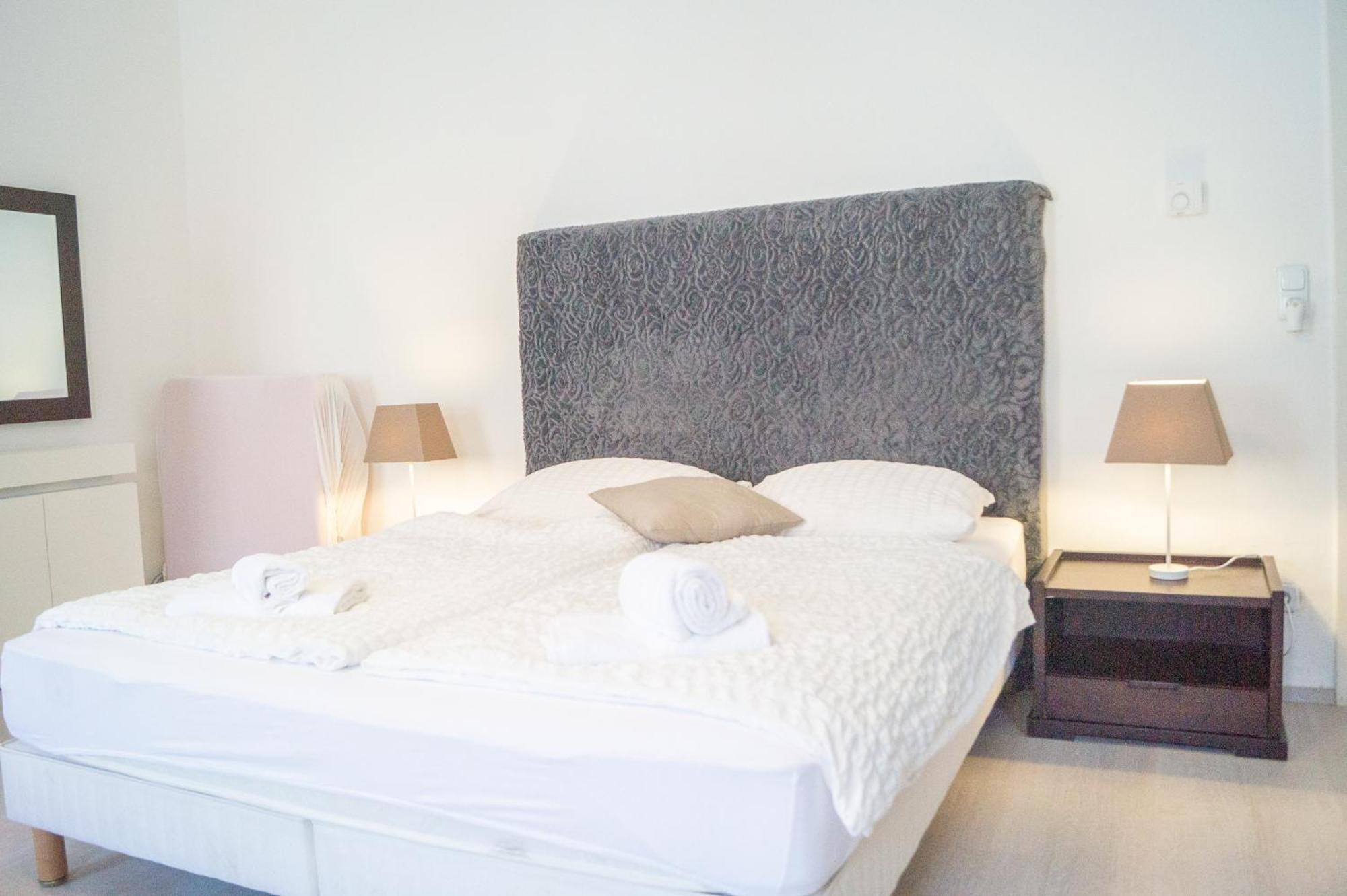 2 Pleasant Flats - Perfect For Long