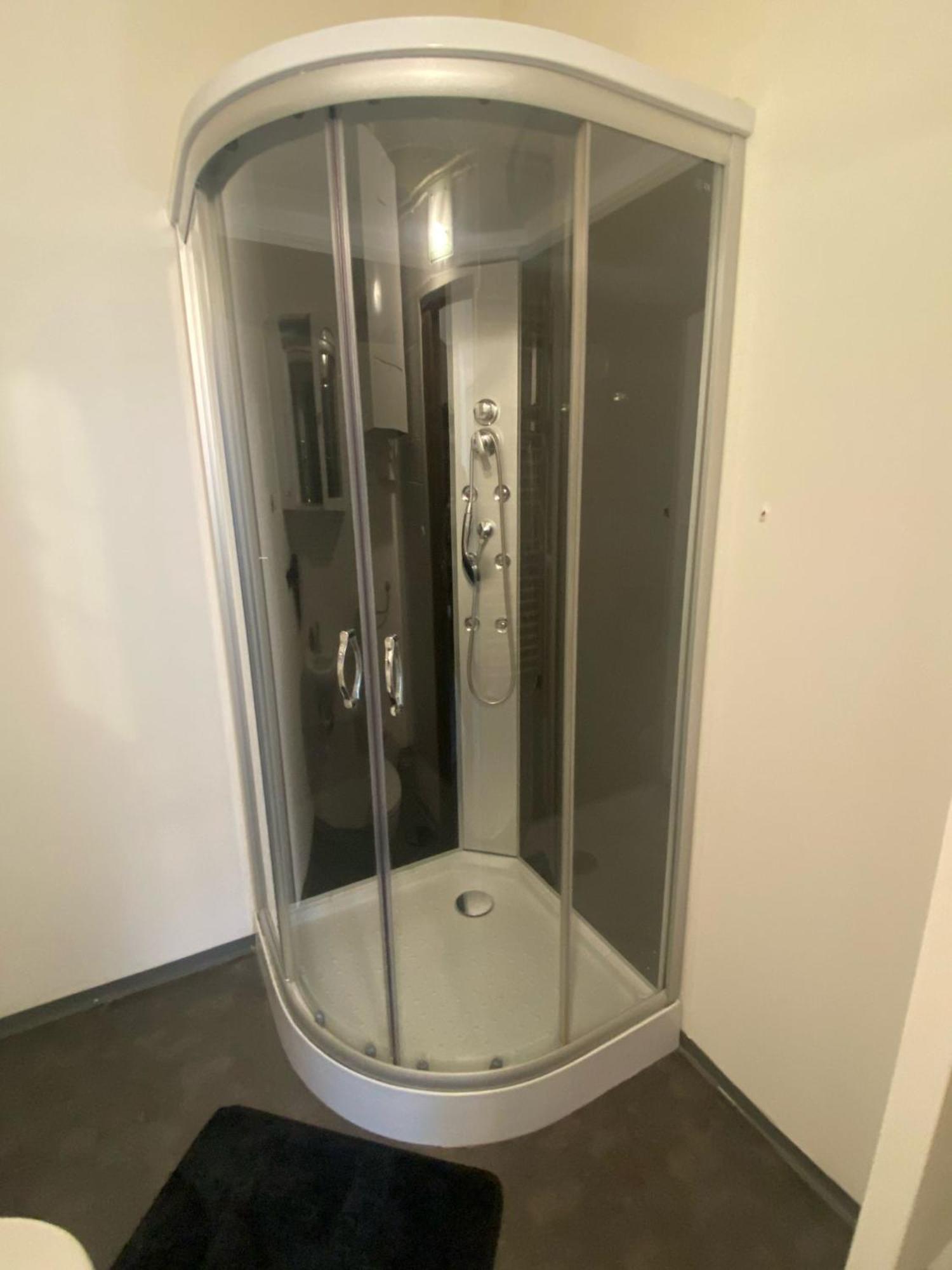Comfy 1br 15 Min To Ottakring Station Appartamento