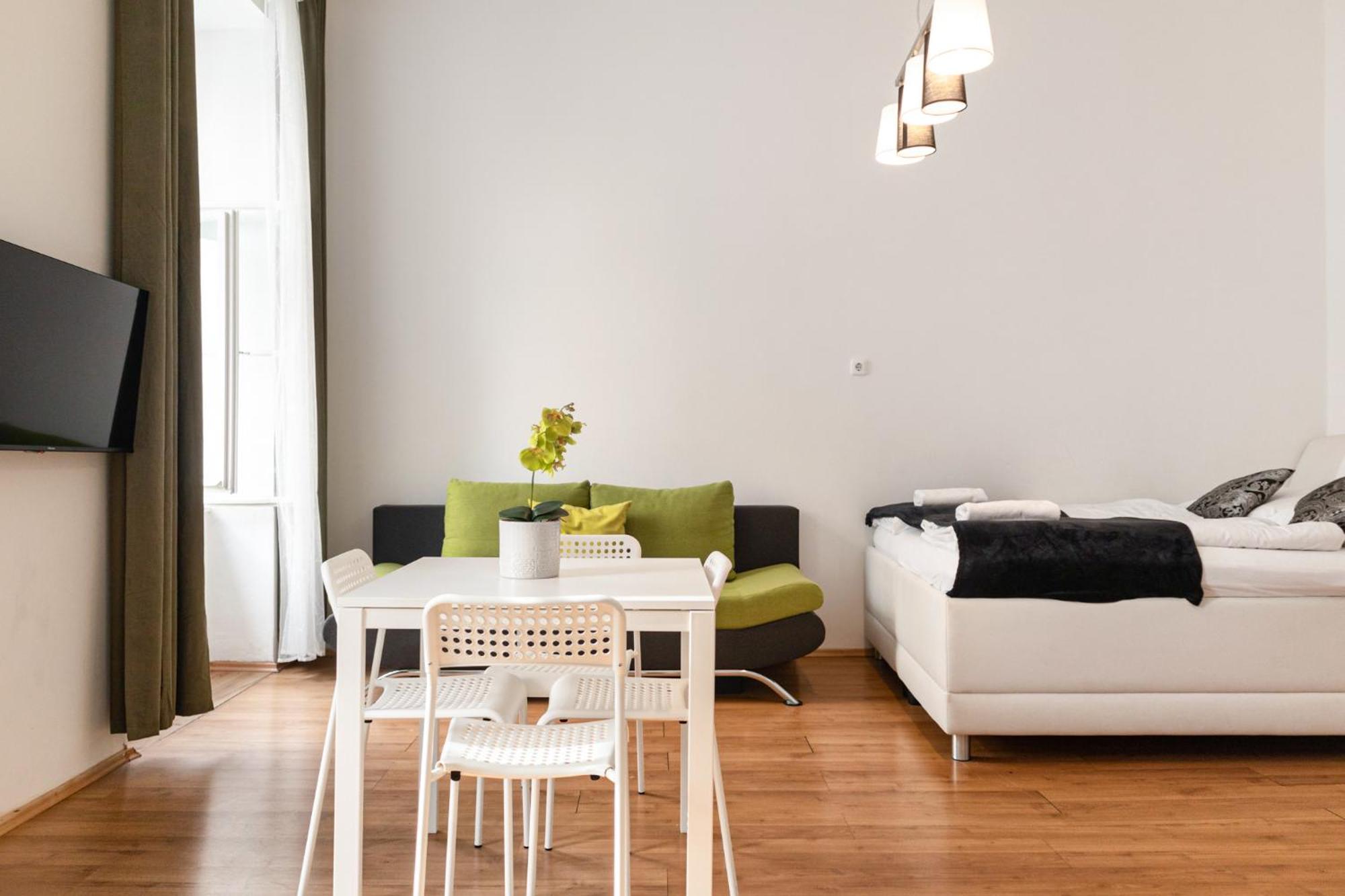 Comfortable 2br And Well Connected Apartment