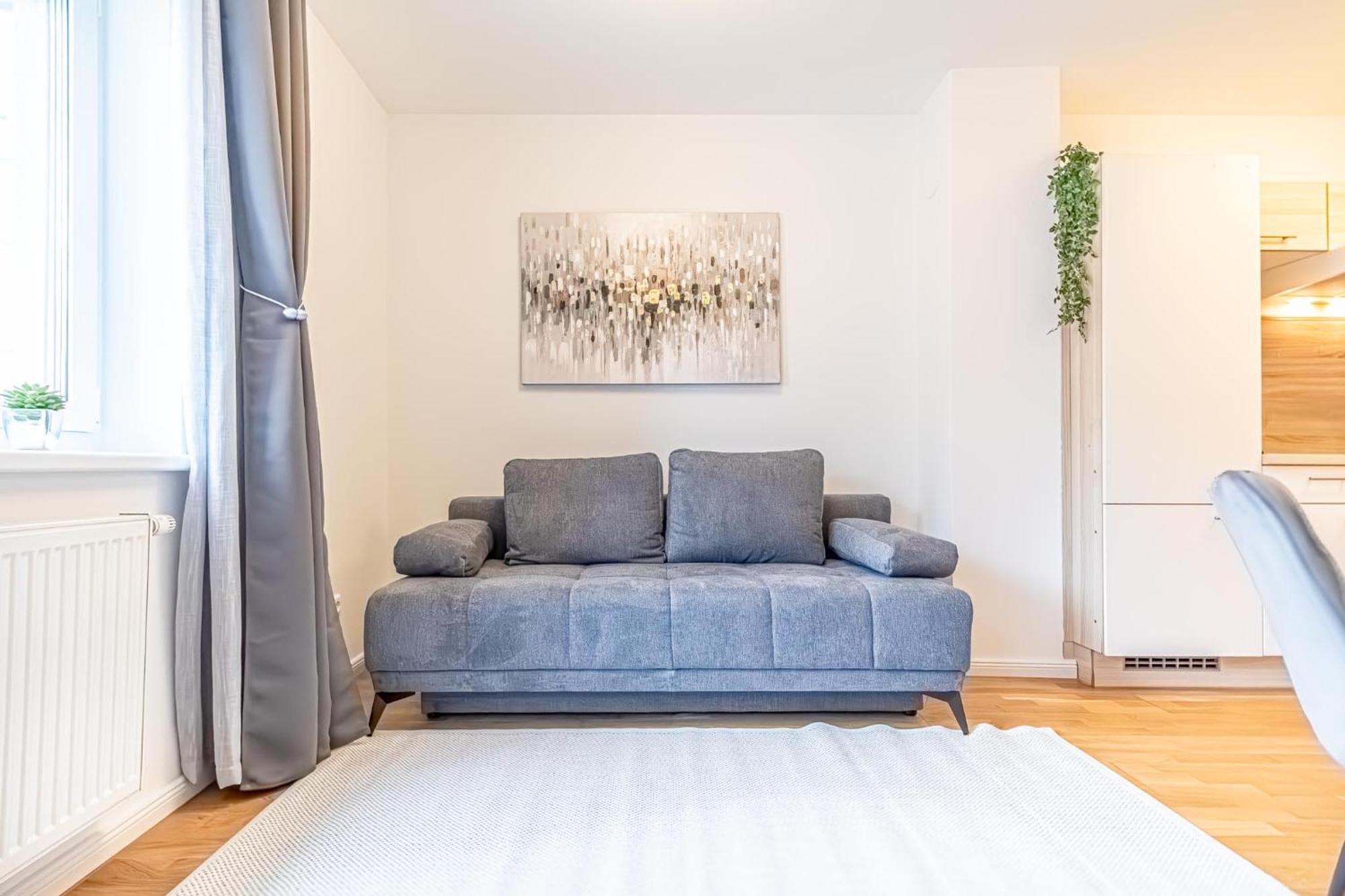 Apartment 1br & 1lr With Balcony, 9min To Center *