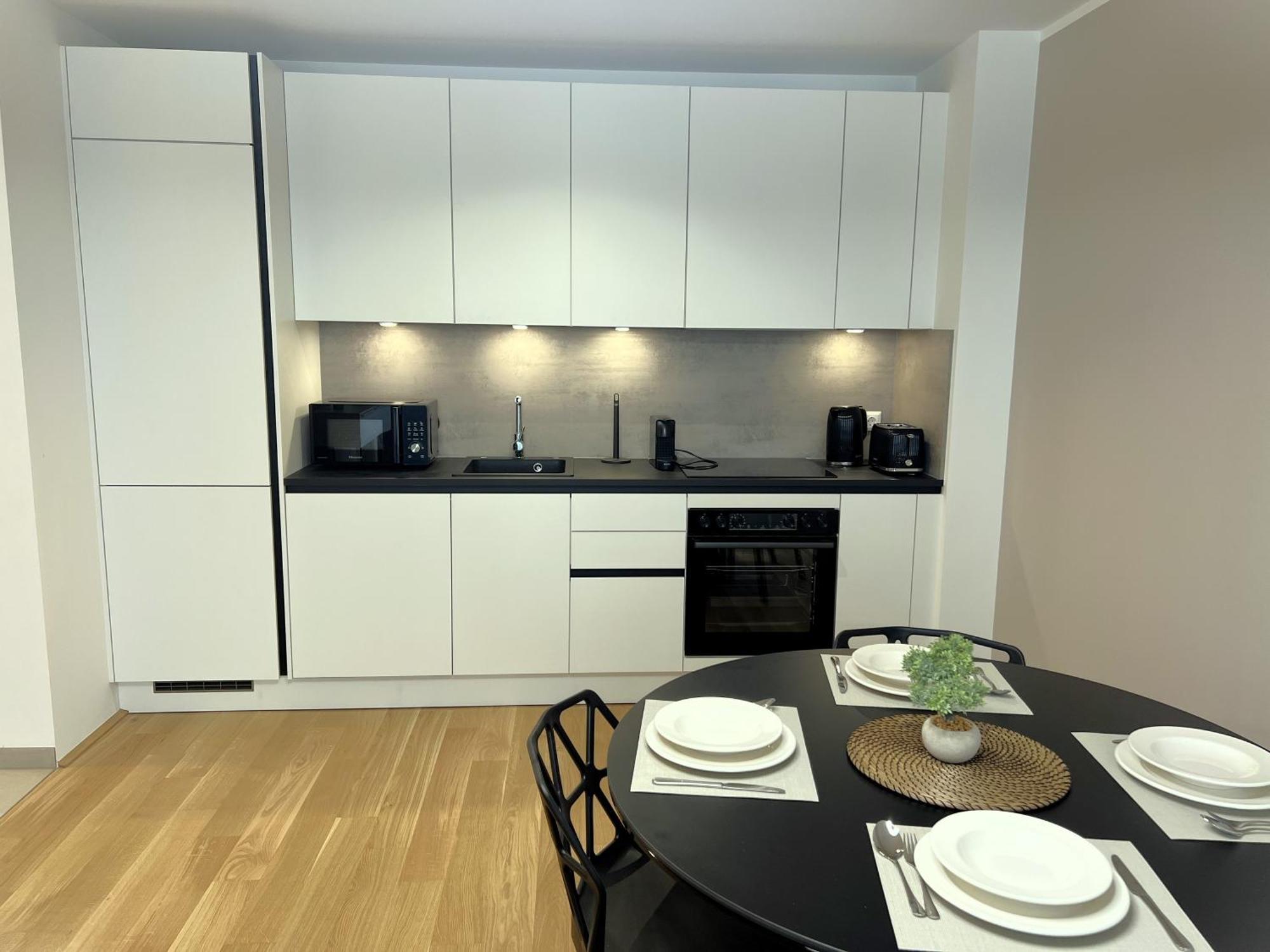 Free Parking - Pulse At U6-metro Apartment
