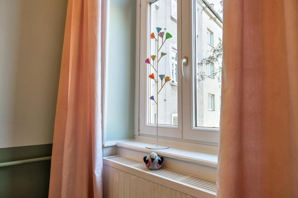 Feel At I Bright Windows I Penzing Trainstation Viena