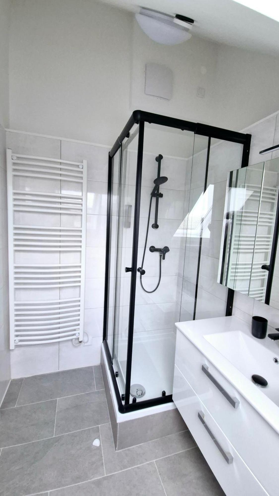 Apartment Moderne Mit Klima, Perfekter Anbindung Ins Zentrum Und Kostenlose Parkplaetze!
