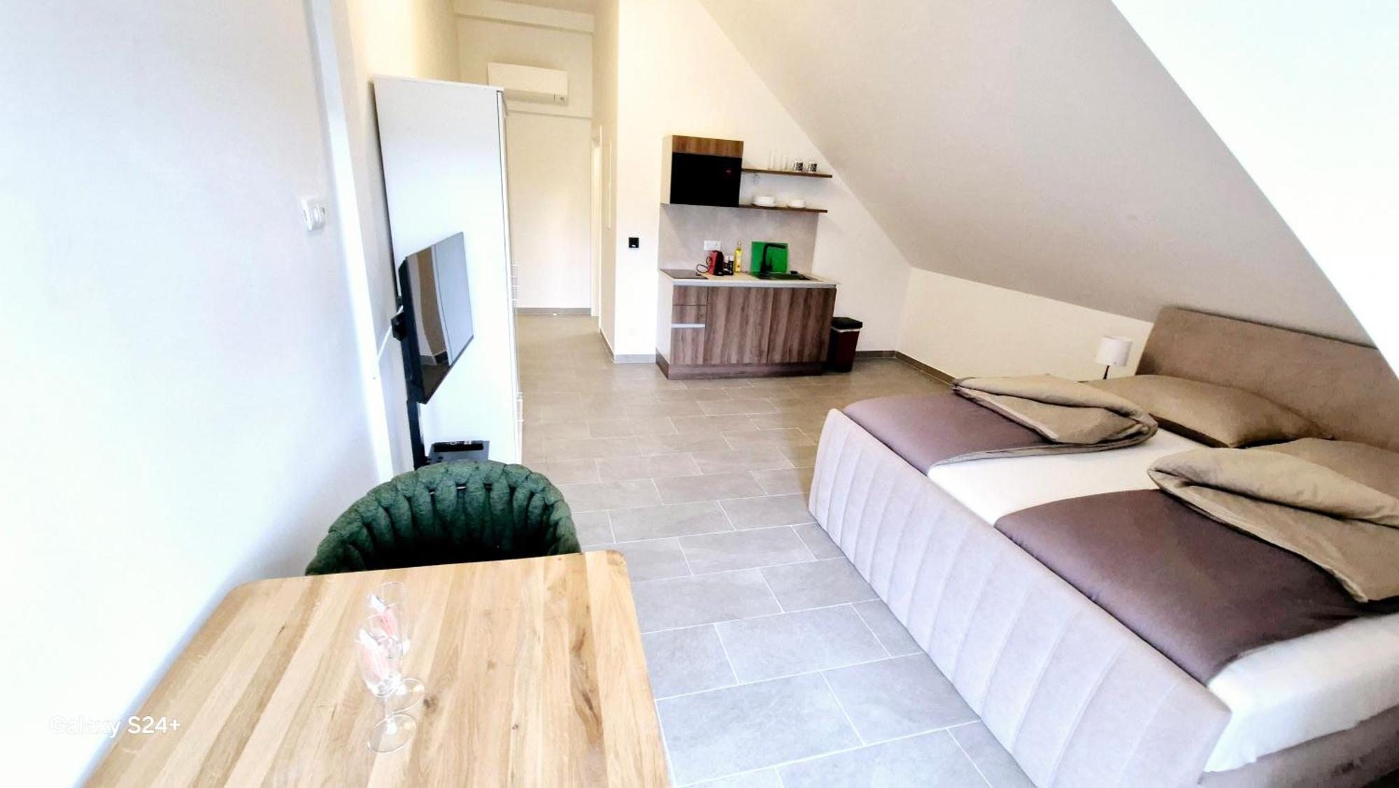 Moderne Mit Klima, Perfekter Anbindung Ins Zentrum Und Kostenlose Parkplaetze! *