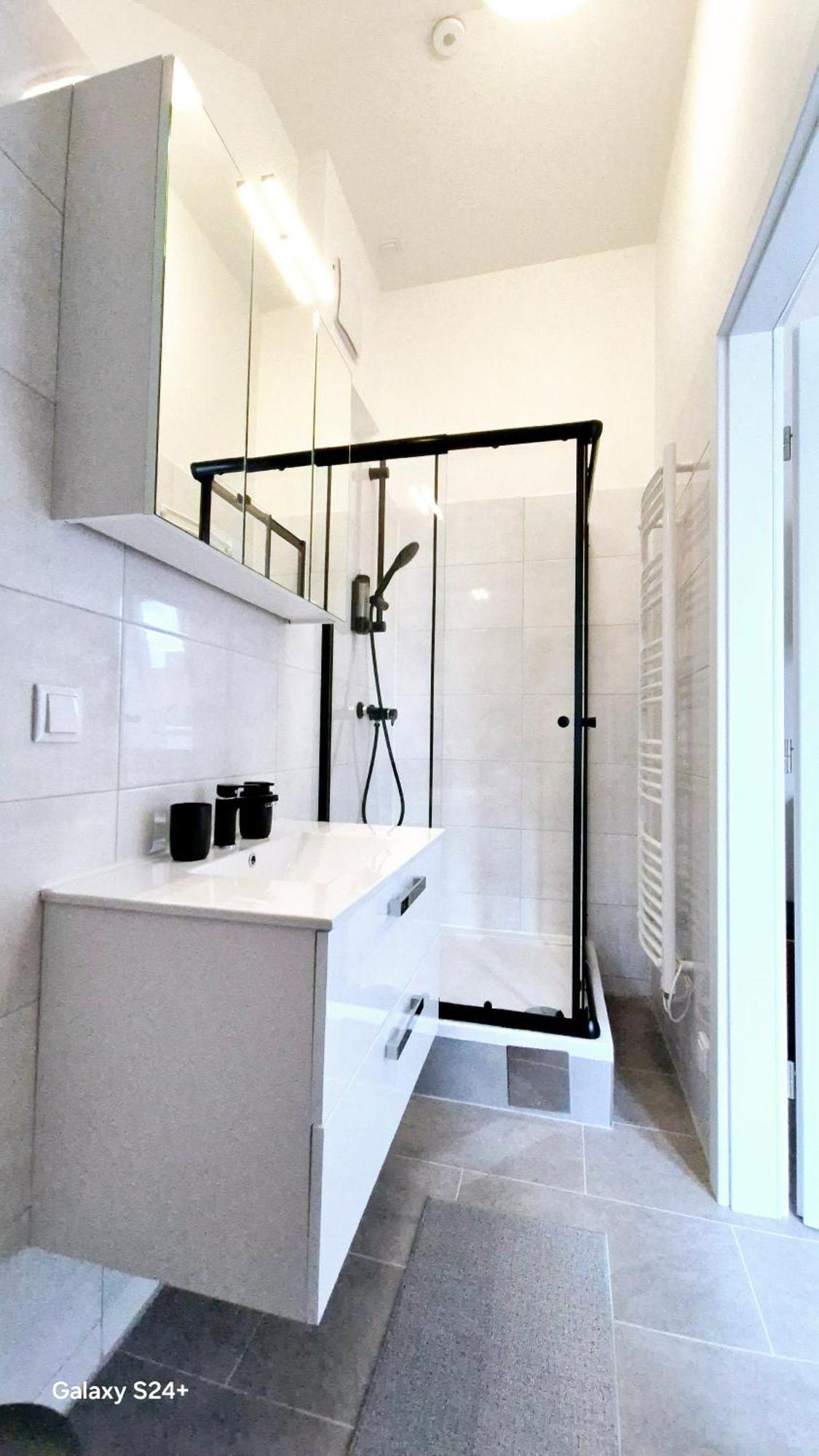 Apartment Moderne Mit Klima, Perfekter Anbindung Ins Zentrum Und Kostenlose Parkplaetze! *